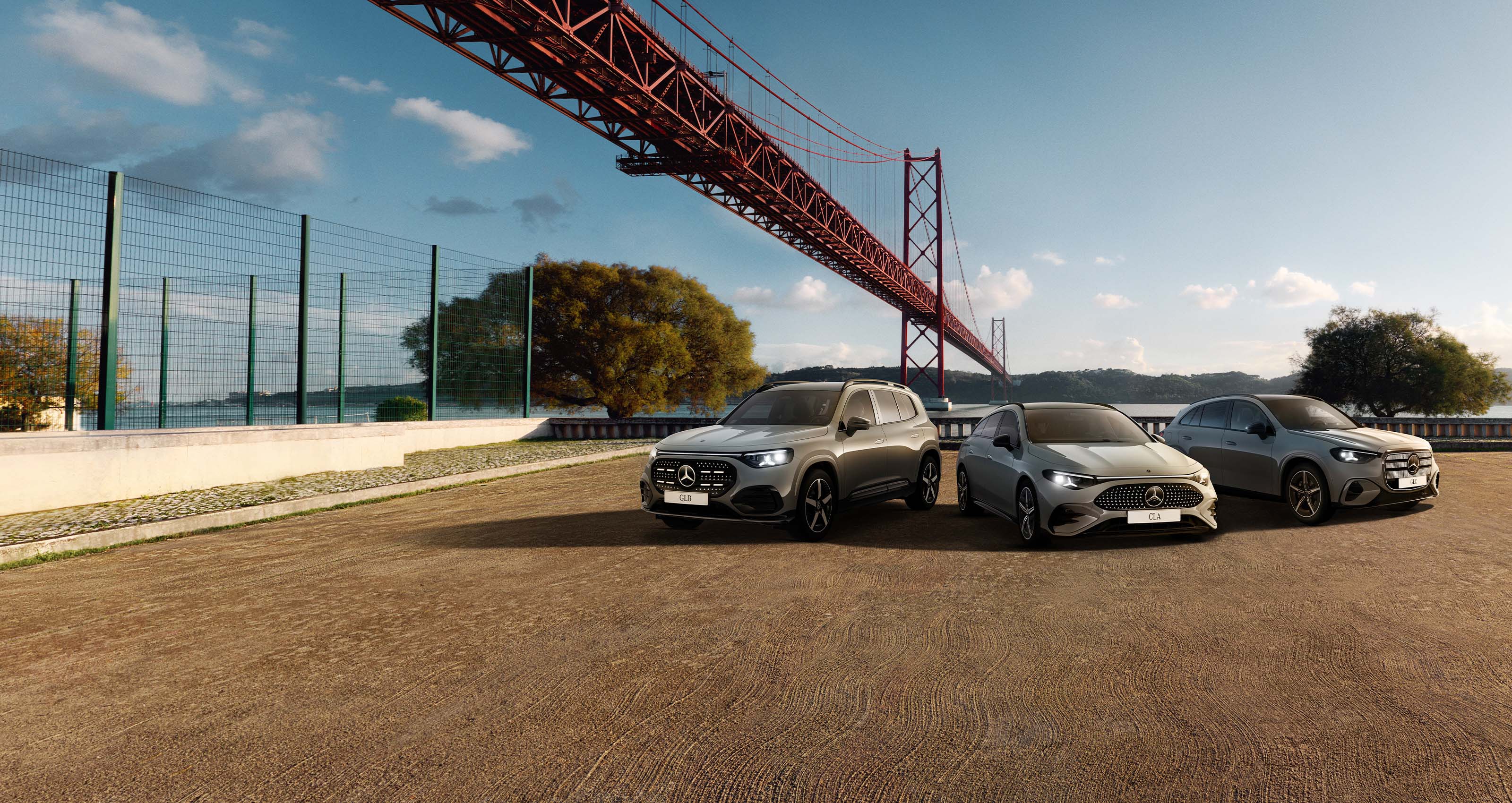 Ett urval av elektriska Mercedes-Benz-modeller framför en stor bro.