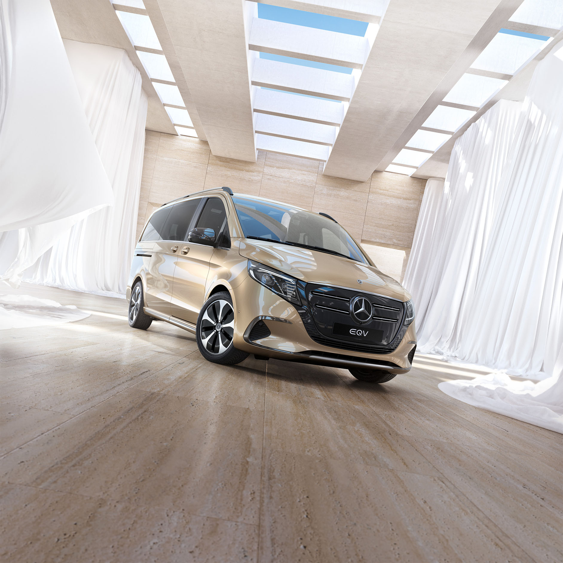 Mercedes-Benz Familjebilar / Camping van | Priser Guldfärgad Mercedes-Benz EQV sedd framifrån i vinkel