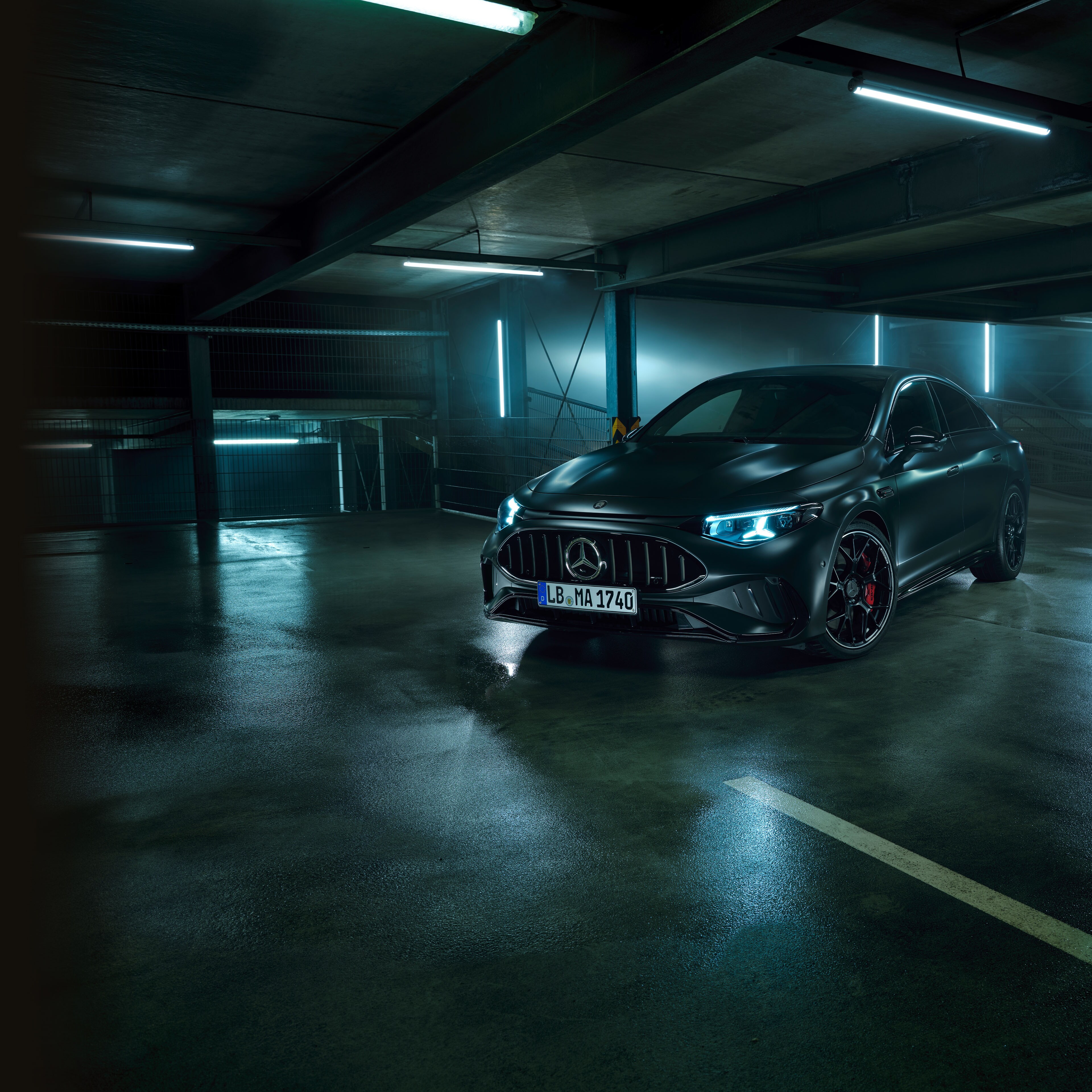 En Mercedes-AMG CLA 45 4MATIC+ Electric i ett underjordiskt parkeringsgarage.