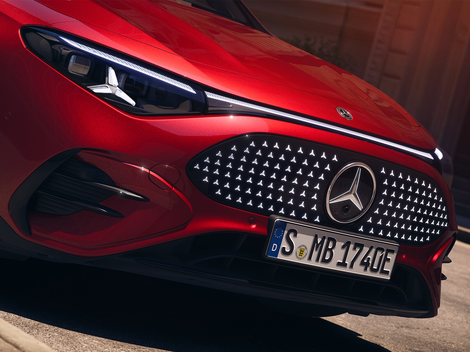 Röd helelektrisk Mercedes-Benz CLA sett snett underifrån