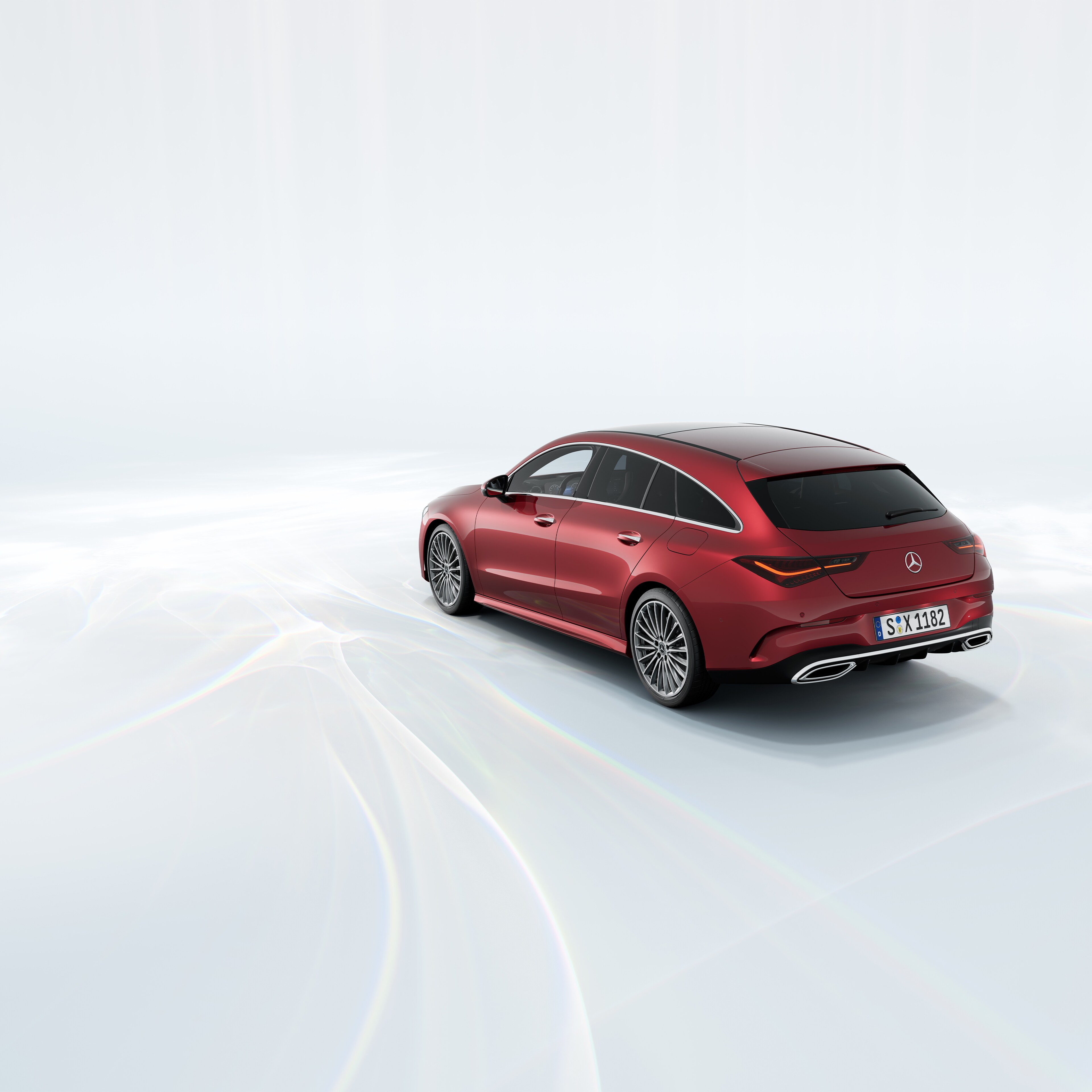 CLA Shooting Brake | Kombi | Mercedes-Benz En röd Mercedes-Benz CLA Shooting Brake mot ljus bakgrund.