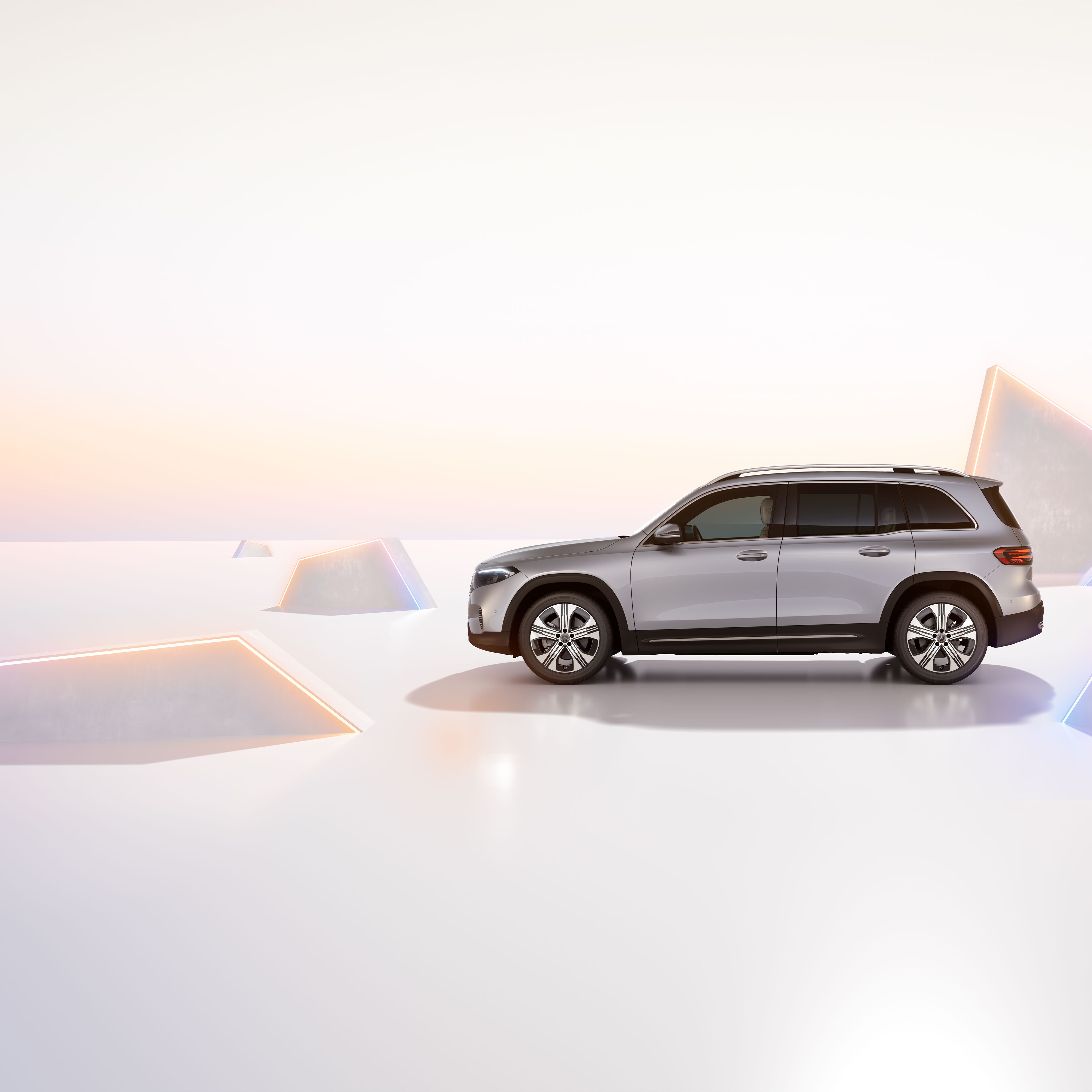 Mercedes-Benz SUV | Prislistor Ljusgrå Mercedes-Benz EQB sidovy mot konstfull bakgrund