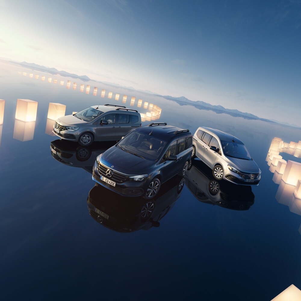 Mercedes-Benz familjebilar | 7-sitsiga elbilar för familjen 7-sitsiga elbilar från Mercedes-Benz står på spegelblankt underlag.