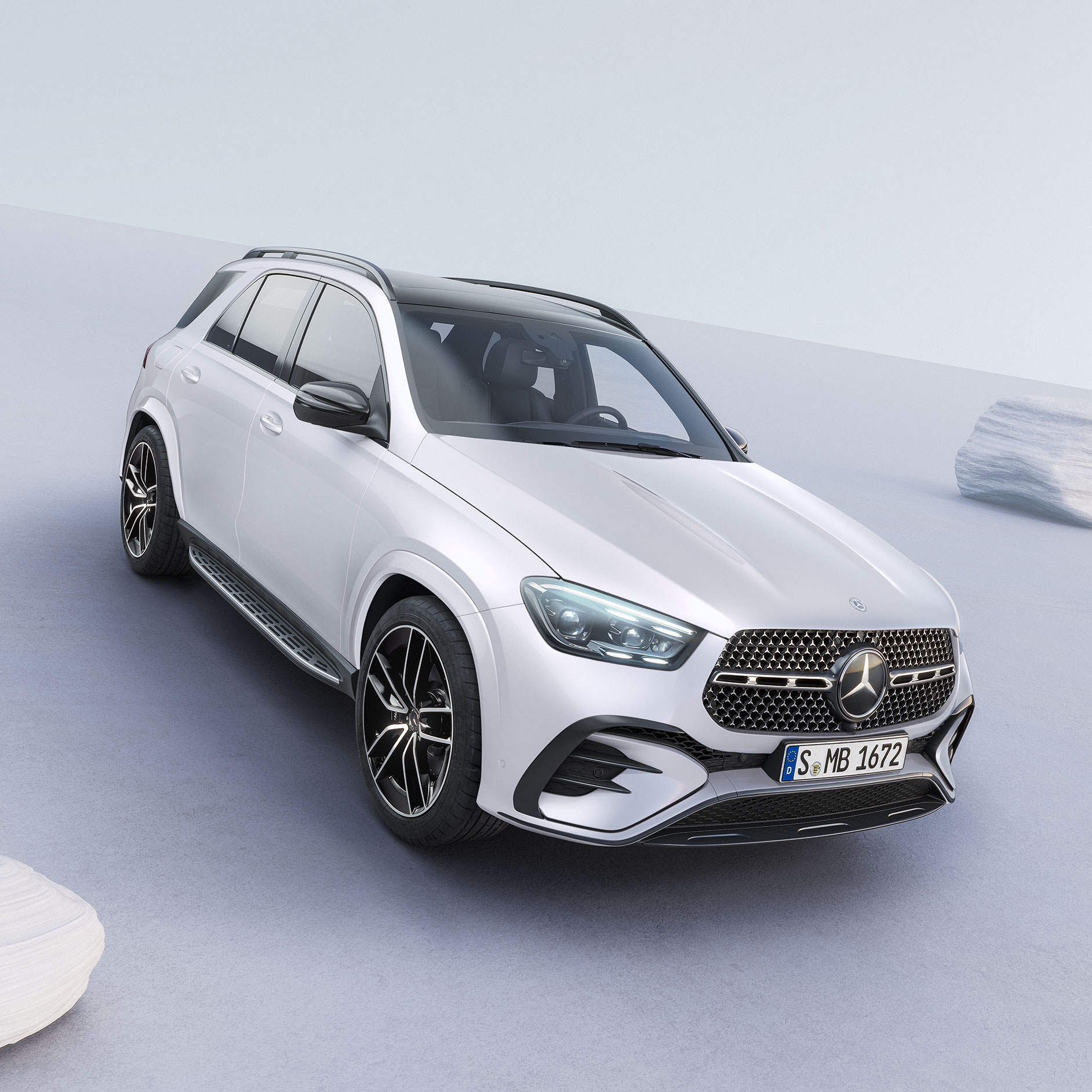7-sitsiga bilar | Mercedes-Benz En silverfärgad Mercedes-Benz GLE SUV sedd snett uppifrån