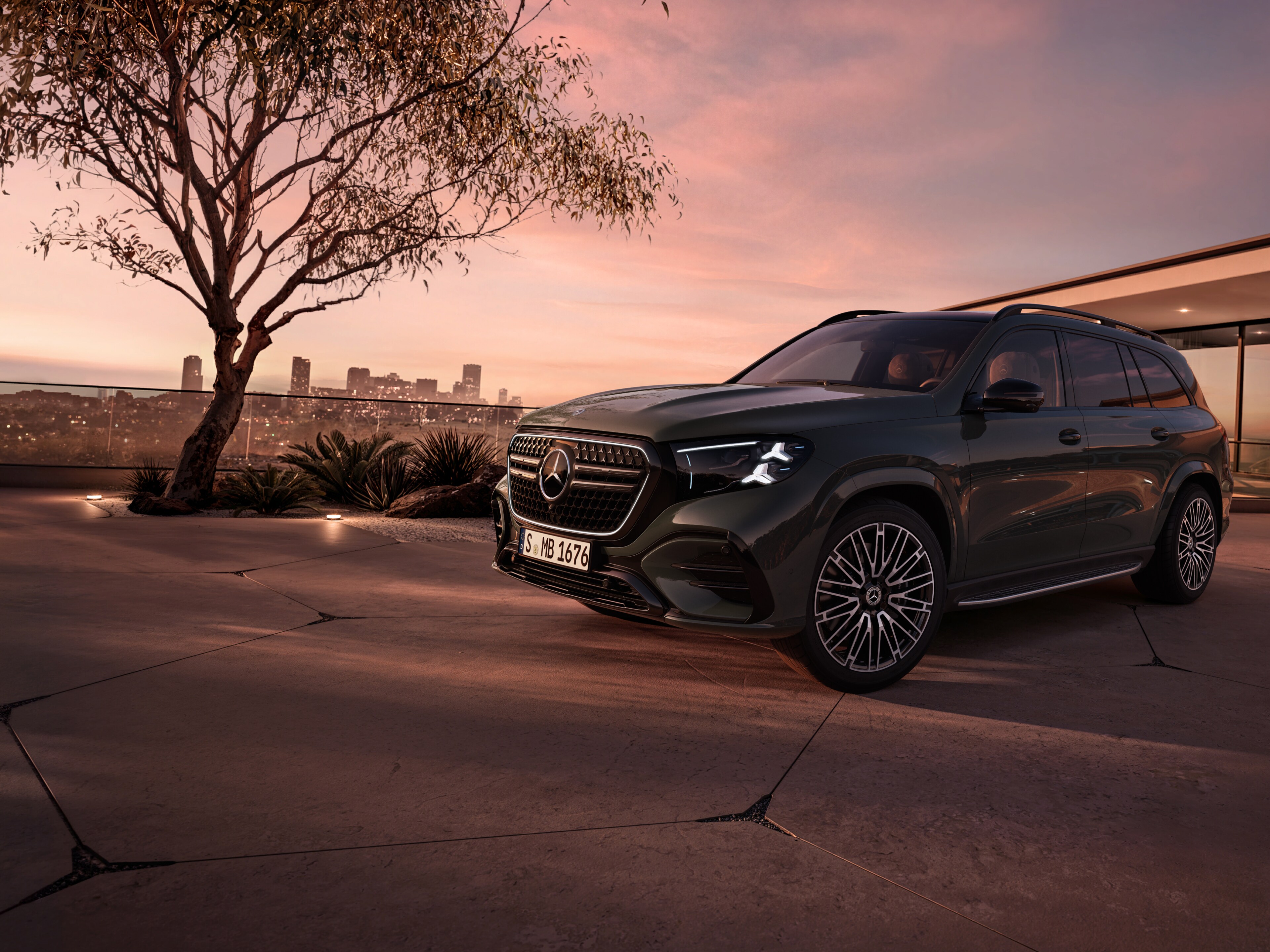 Den nya GLS från Mercedes-Benz parkerad i en uppfart