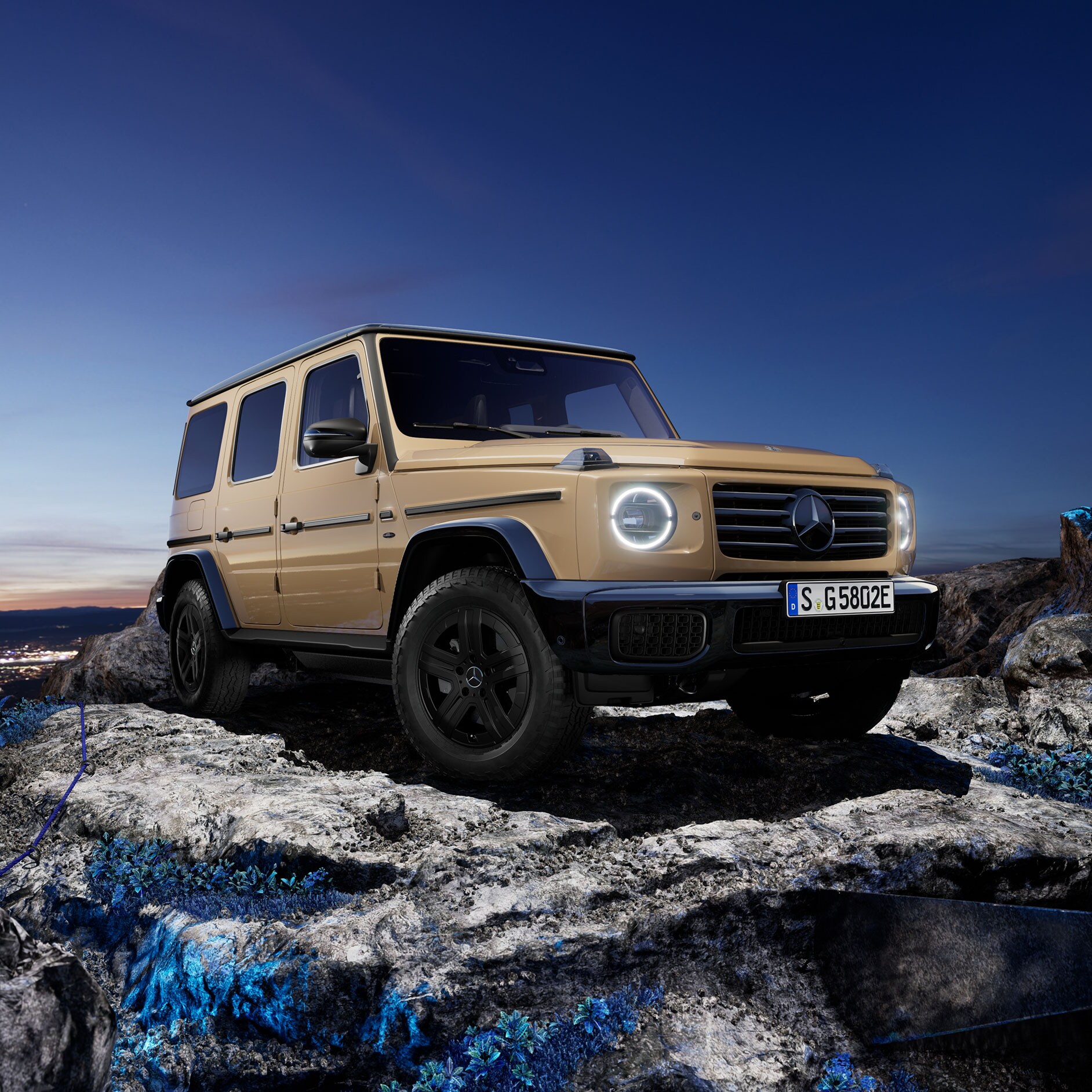 Helt elektriska G-Klass | SUV | Mercedes-Benz Beige Mercedes-Benz G 580 ståendes på ett berg.
