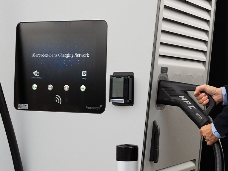 Laddningsalternativ | Elektrisk mobilitet | Mercedes-Benz Mercedes-Benz laddstation