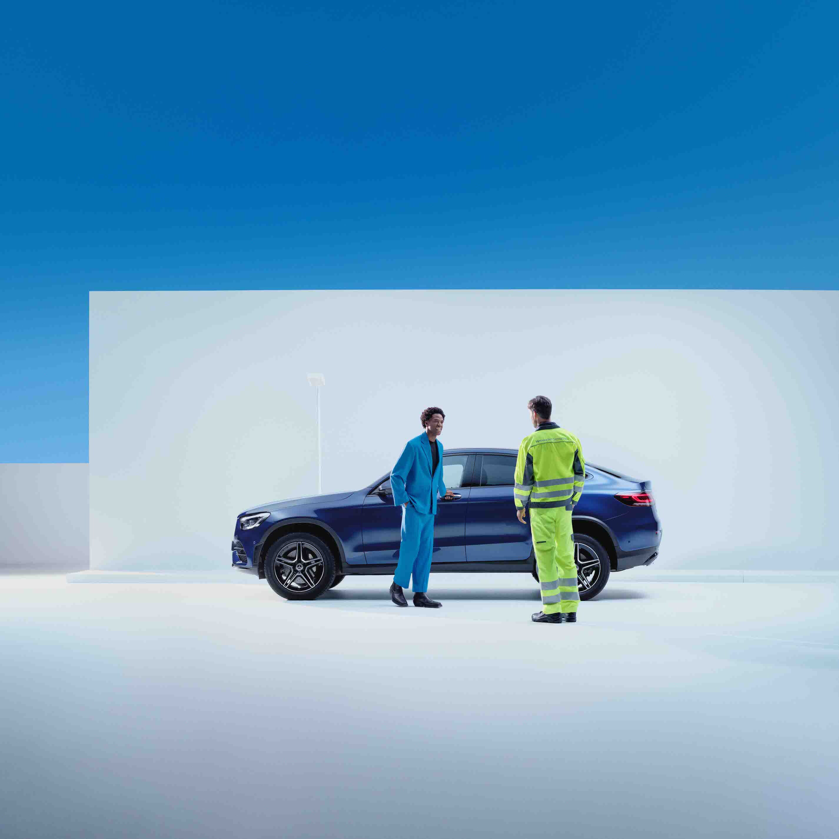 Mercedes-Benz Service24h | Mercedes-Benz En man står framför en Mercedes-Benz tillsammans med en servicemedarbetare.
