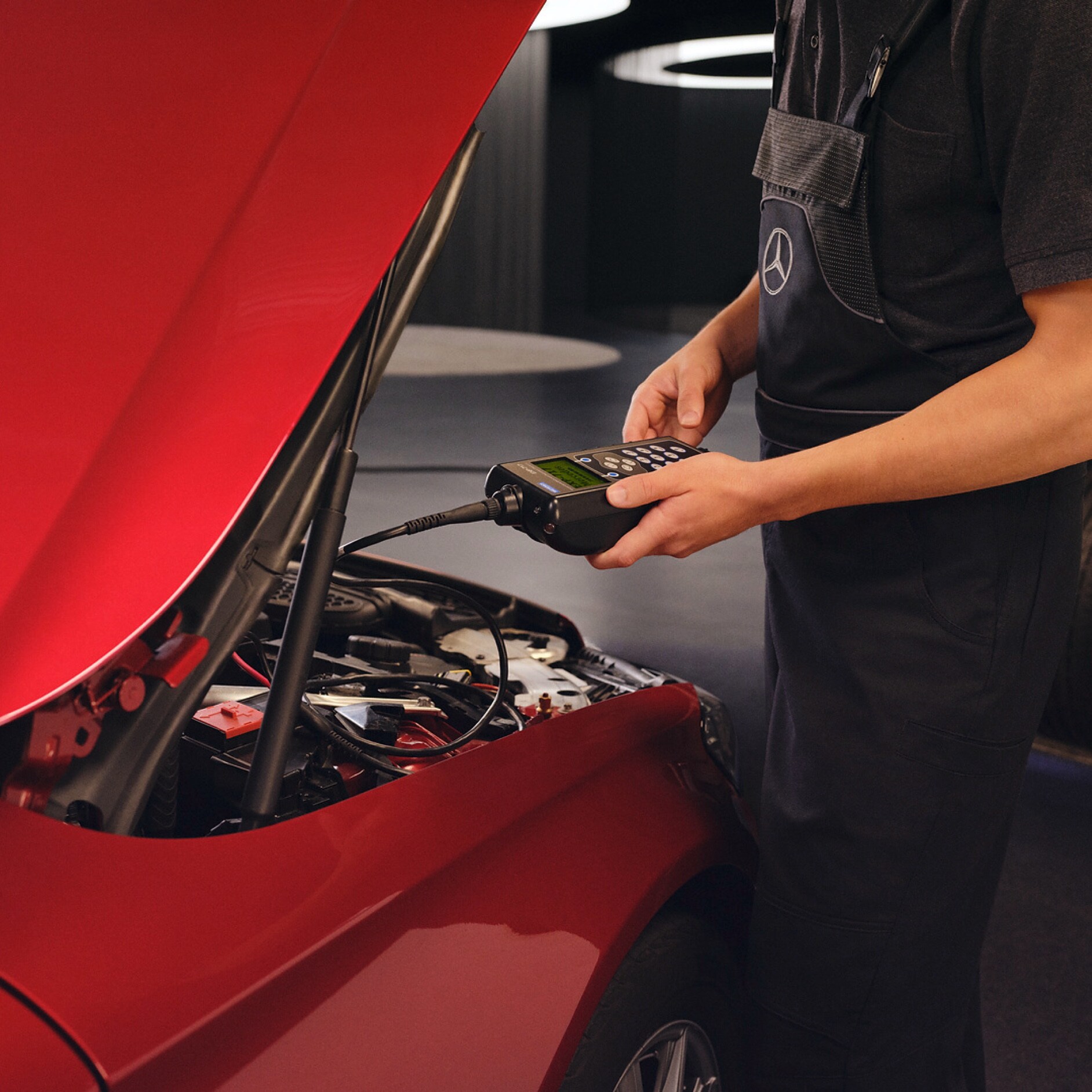 Mercedes-Benz kundtjänst | Mercedes-Benz Mercedes-Benz mekaniker utför rutinkontroll av batteri på en Mercedes-Benz.