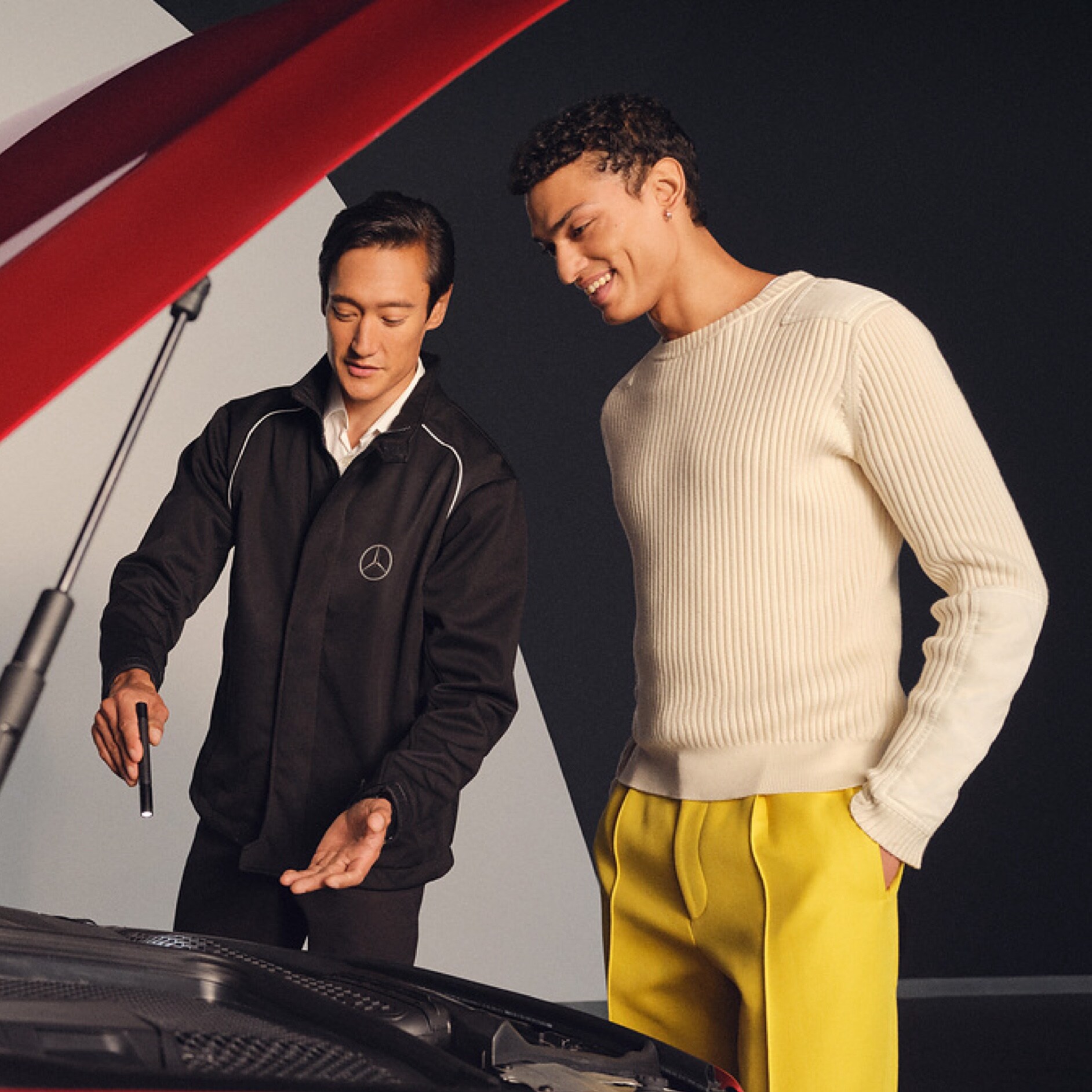 Mercedes-Benz kundtjänst | Mercedes-Benz Medarbetare från Mercedes-Benz kundtjänst hjälper kund