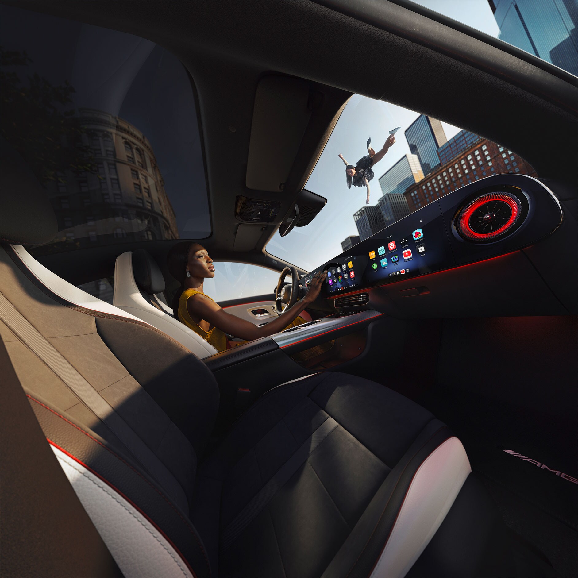 Bekvämt over-the-air | Uppdateringar av programvara over-the-air (OTA) | Mercedes-Benz Kvinna använder MBUX Hyperscreen i sin Mercedes-Benz.