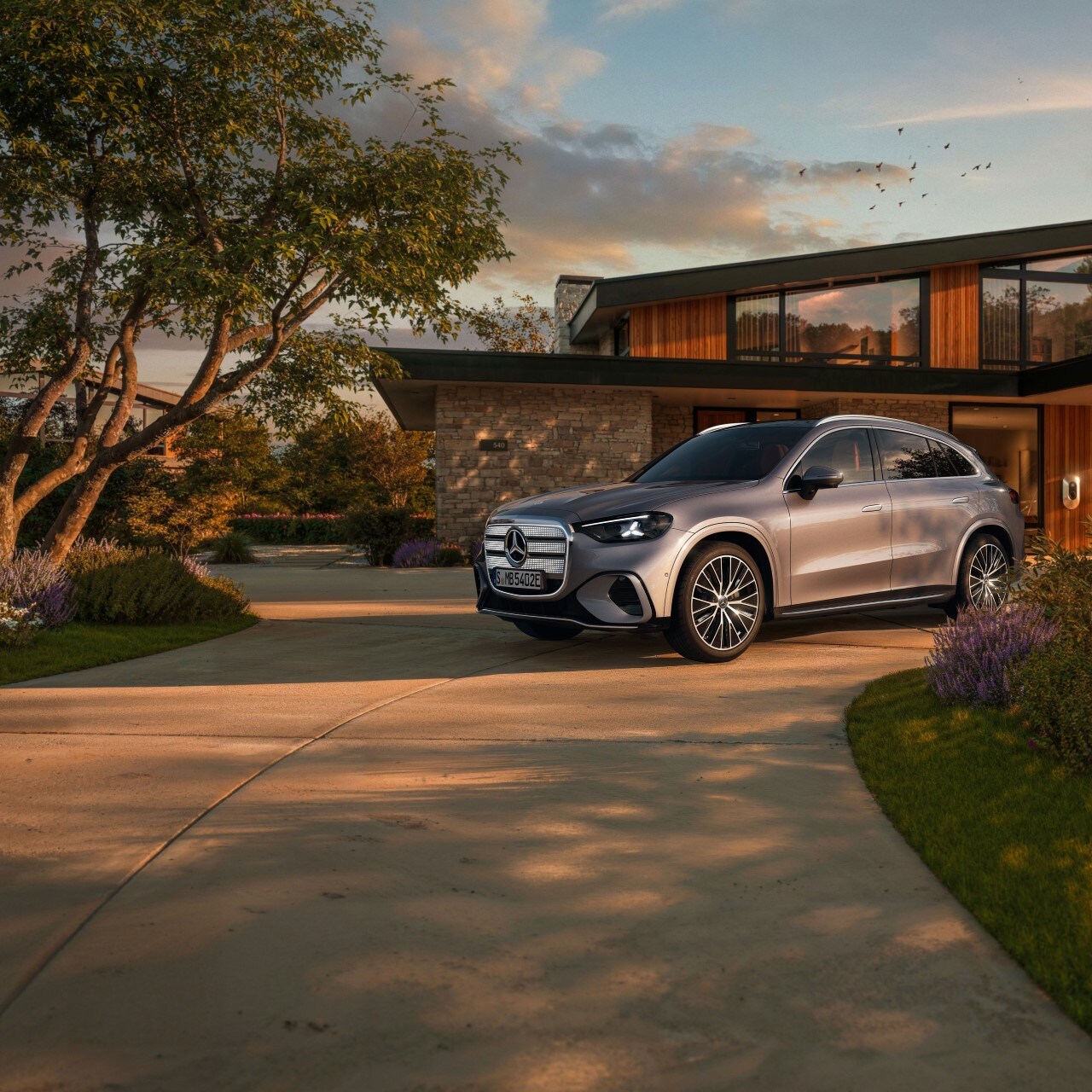 Den helelektriska GLC från Mercedes-Benz parkerad i en uppfart