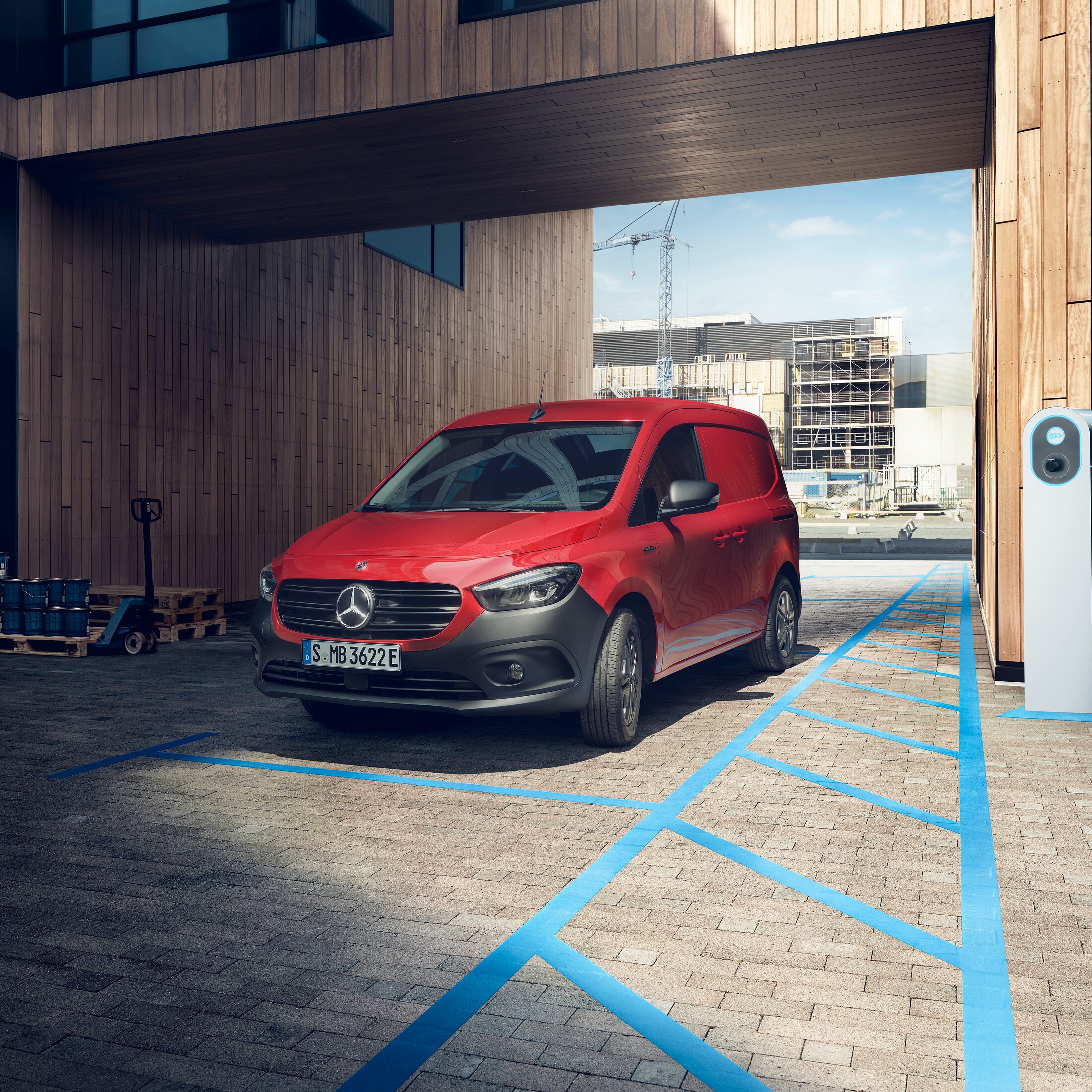 eCitan | Mercedes-Benz Transportbilar Mercedes-Benz eCitan Skåpbil står framför ett industriliknande område