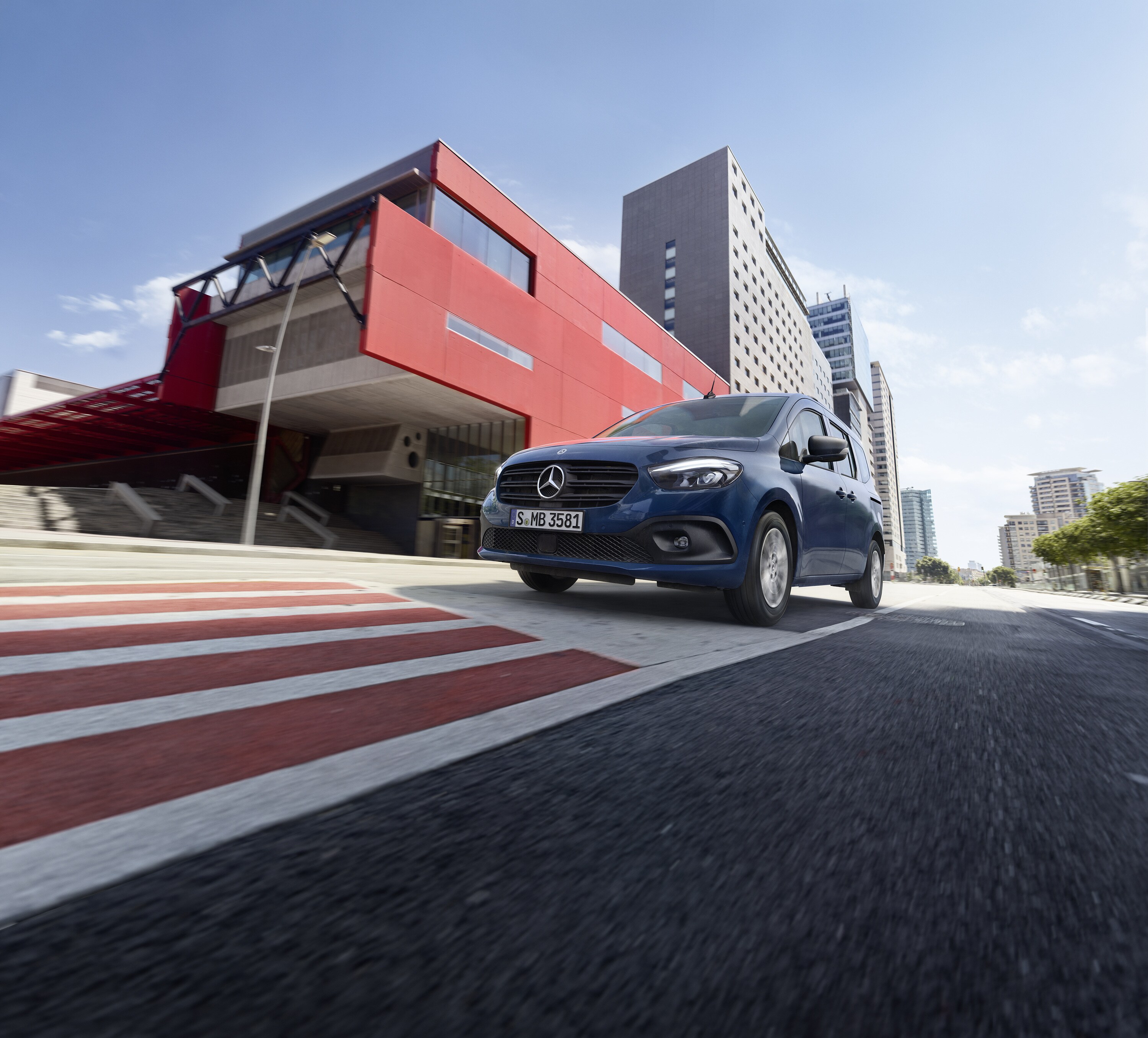 Citan Tourer | Mercedes-Benz Transportbilar Blå Citan Tourer från Mercedes-Benz kör på vägen
