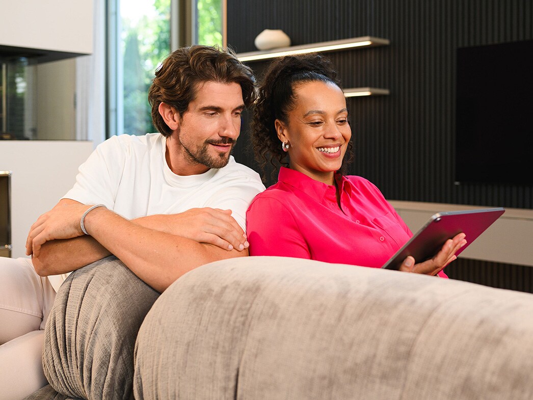 Privatleasa | Mercedes-Benz Transportbilar Två personer sitter med en tablet för att privatleasa en Mercedes-Benz.