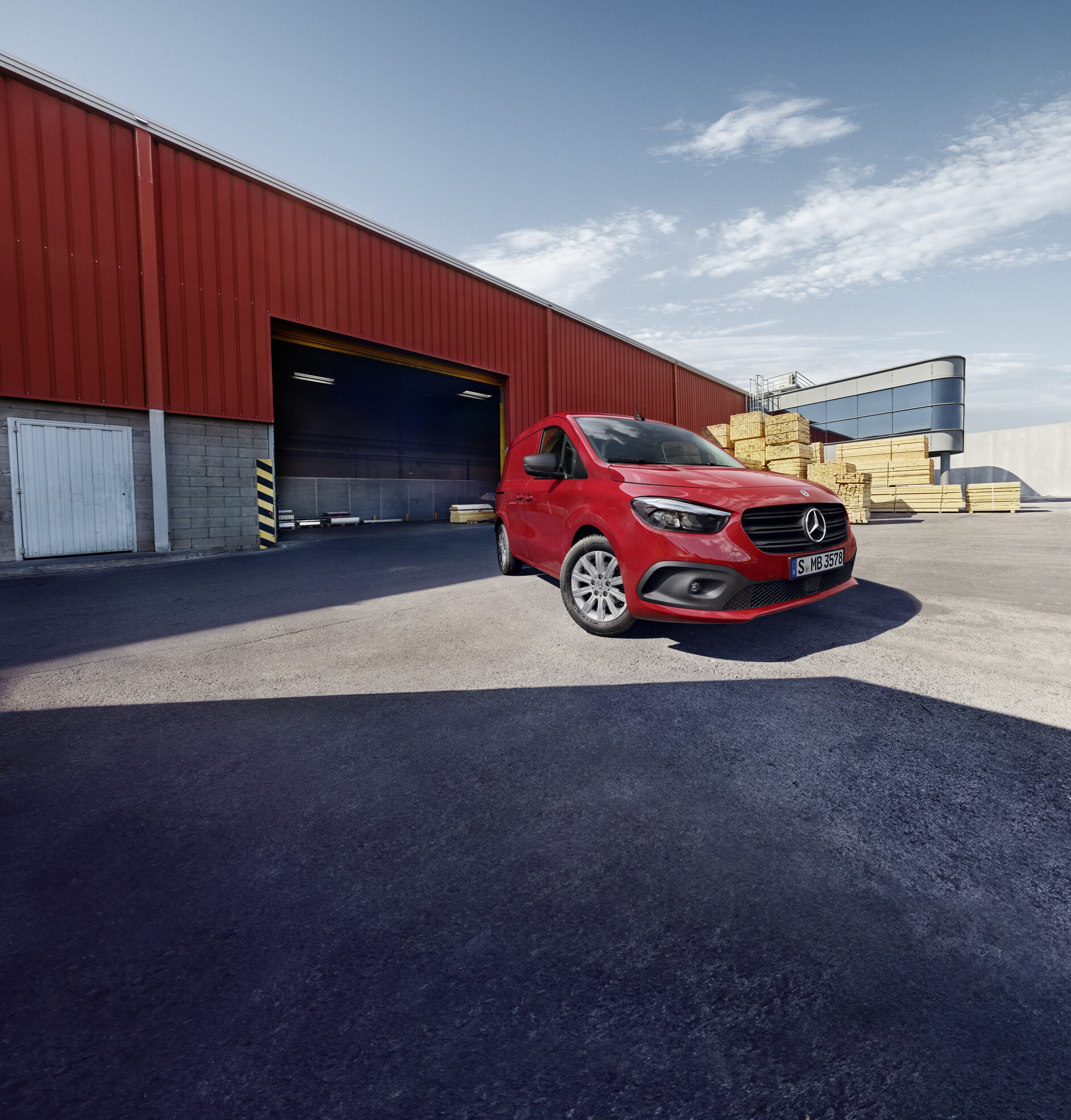 Pålitlig och robust | Citan och eCitan | Mercedes-Benz Transportbilar En Mercedes-Benz eCitan Skåpbil står på ett logistikområde