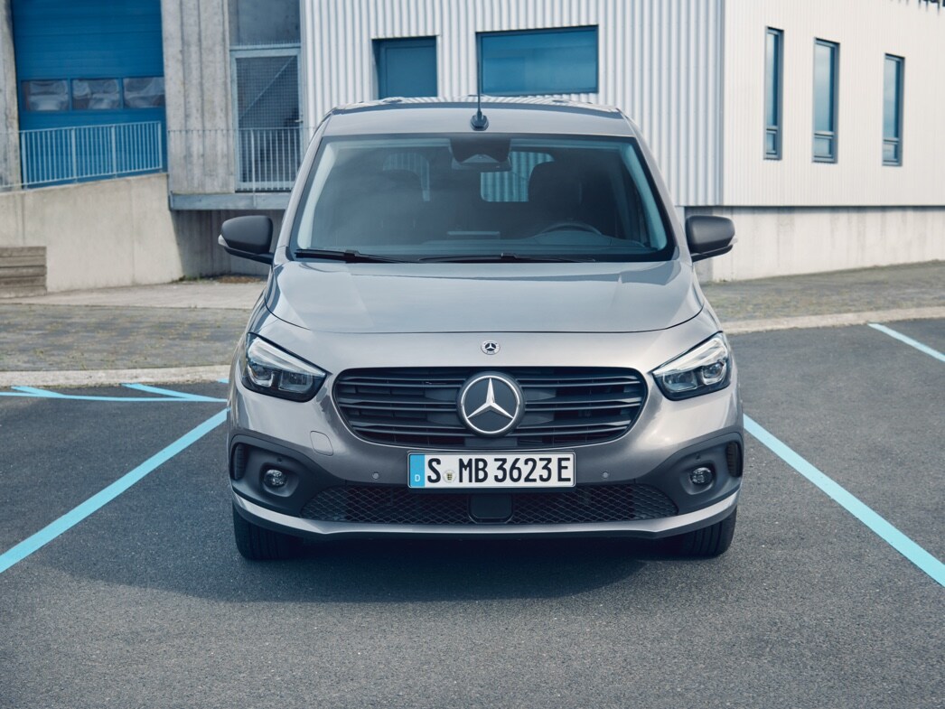 Klimatpremie | Mercedes-Benz Transportbilar Parkerad Mercedes-Benz eCitan Tourer sedd framifrån
