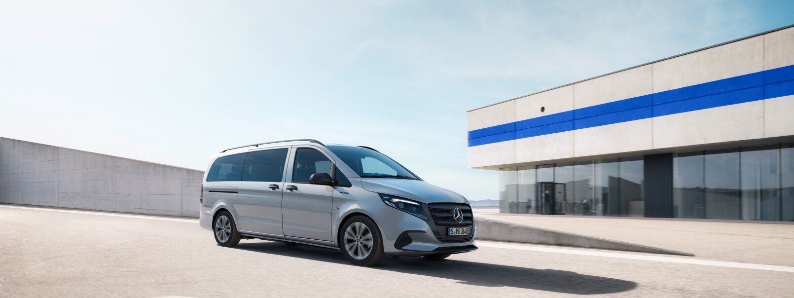 eVito Tourer | Tourer minibussar och MPV | Mercedes-Benz Transportbilar eVito Tourer på taket till ett parkeringshus med flera våningar