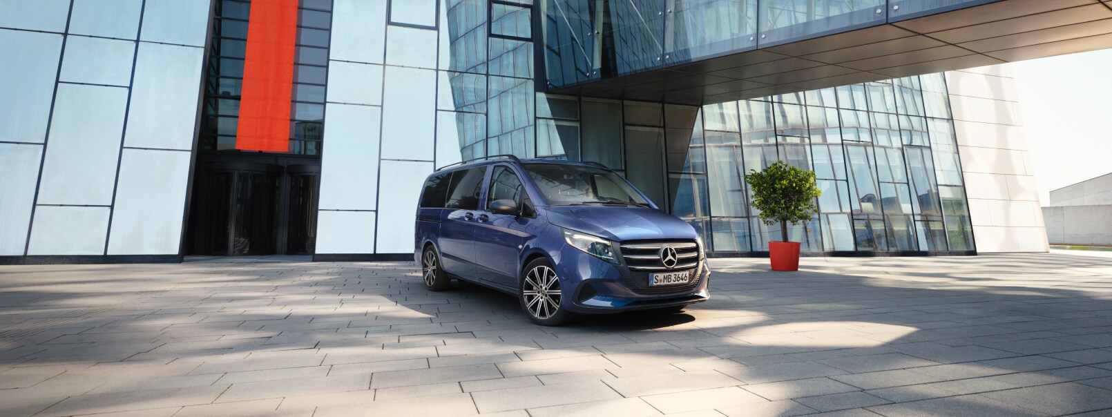 Vito Tourer | Tourer minibussar och MPV | Mercedes-Benz Transportbilar Mercedes-Benz Vito Tourer framför en kontorsbyggnad