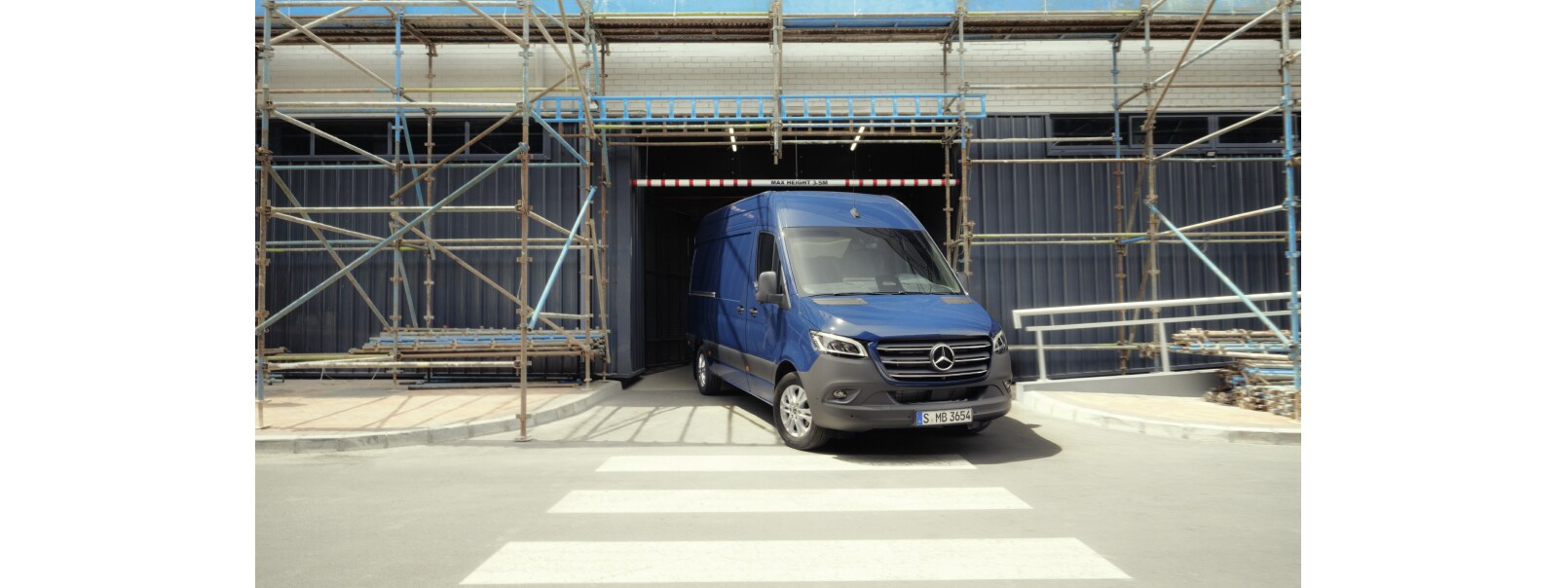 Sprinter Skåpbil | Skåpbiler | Mercedes-Benz Transportbilar Blå Mercedes-Benz Sprinter skåpbil kör ut från byggarbetsplats