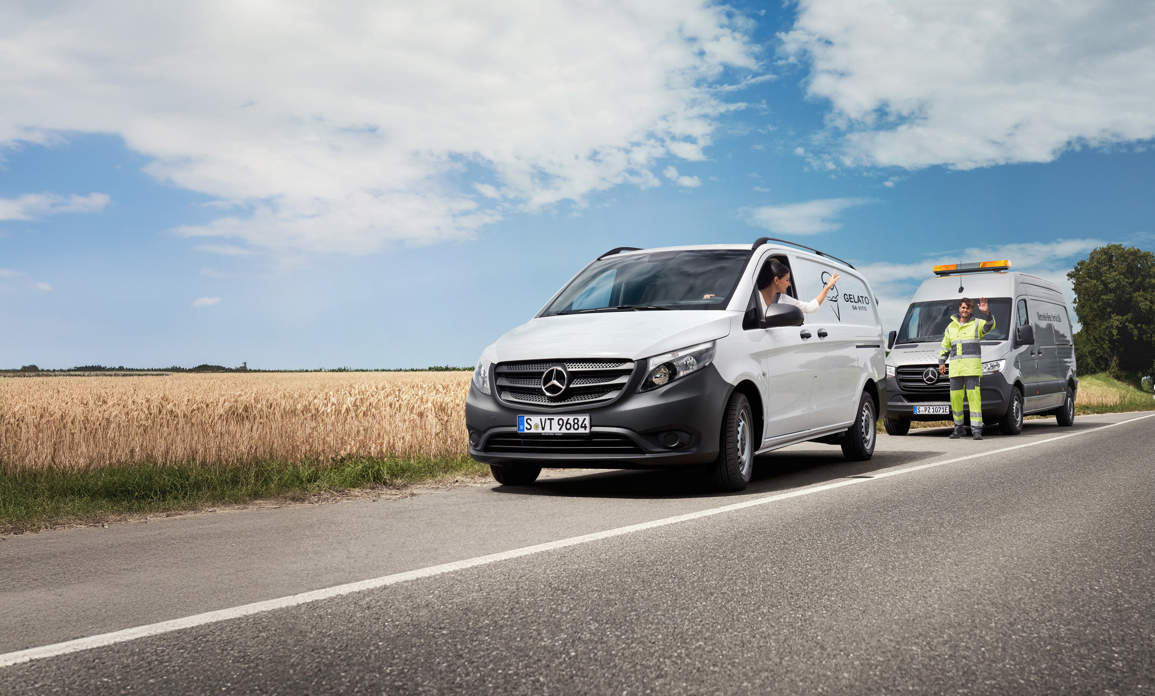 Mercedes-Benz | Vans Care Kompetent stöd när det gäller service: Mercedes-Benz Service hjälper transportbilsföraren vid sidan av vägen, båda vinkar på ett vänligt sätt.