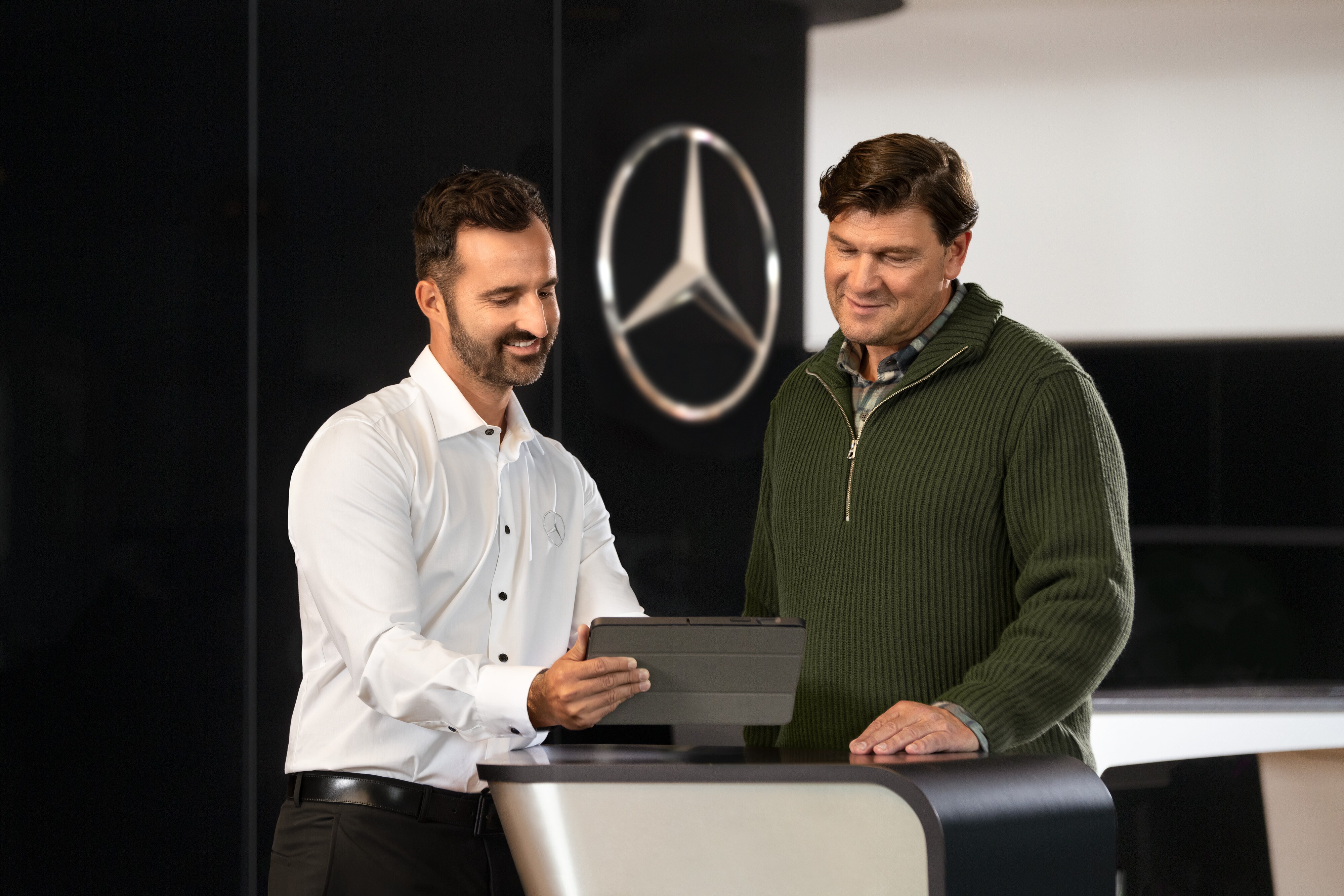 Mercedes-Benz | Vans Care Mercedes-Benz medarbetare hjälper till i Mercedes-Benz reception.