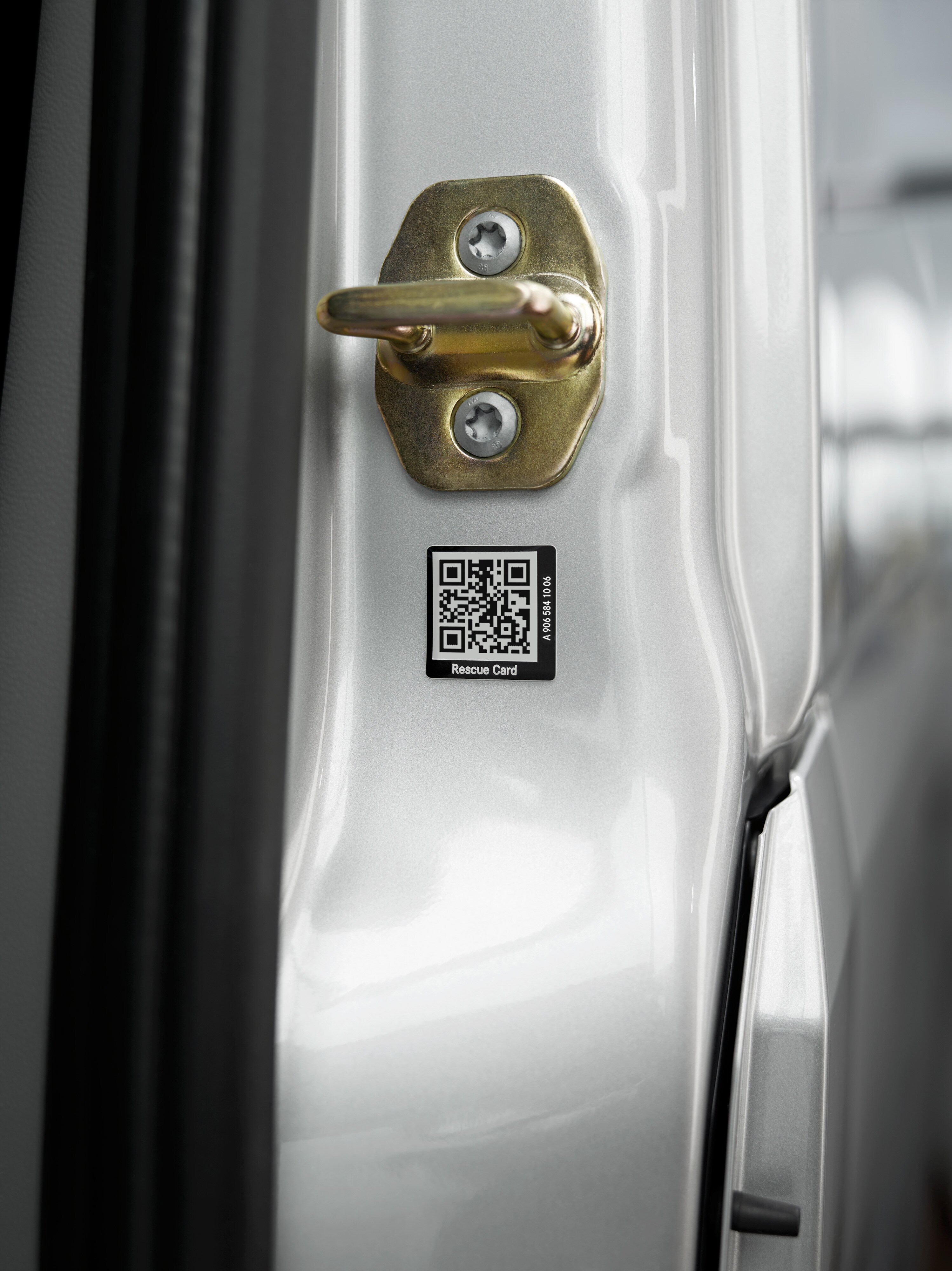 Mercedes-Benz | Van Care | Räddningsdekal Närbild av ett räddningskort med QR-kod på bildörren för snabb hjälp i en nödsituation.