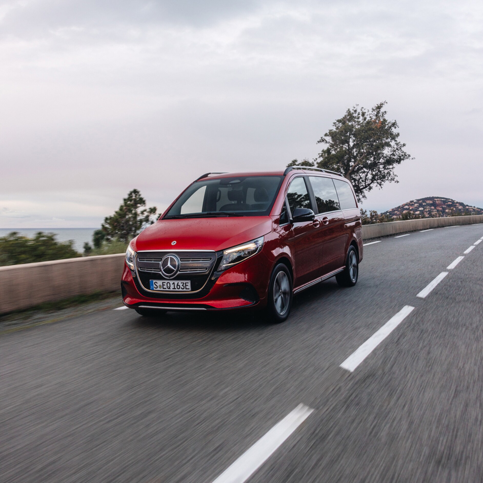 Privata bilar | Digitala tjänster | Mercedes-Benz En röt Mercedes-Benz EQV på en landsväg.