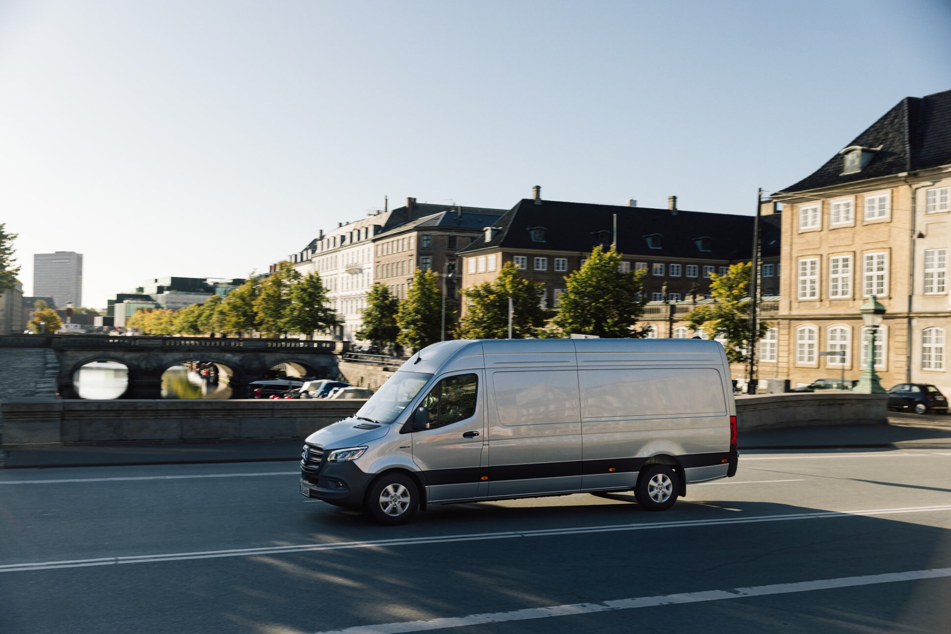 Eldrivna transportbilar | Mercedes-Benz Transportbilar Mercedes-Benz eSprinter körandes i Köpenhamn
