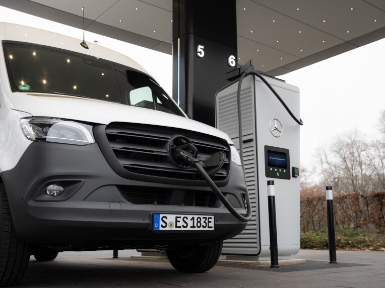 Klimatpremie | Mercedes-Benz Transportbilar Mercedes-Benz eSprinter laddas vid en laddstation