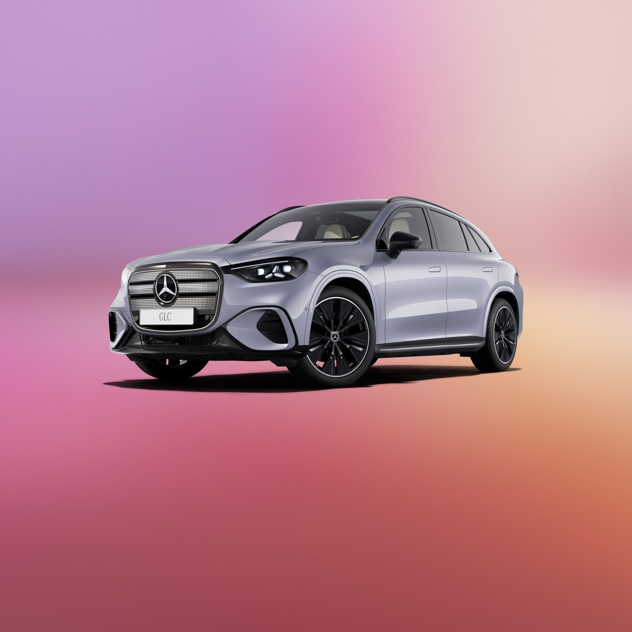 Laddning ingår | Aktuella erbjudanden och kampanjer | Mercedes-Benz Silverfärgad Mercedes-Benz GLC with EQ Technology sedd snett framifrån