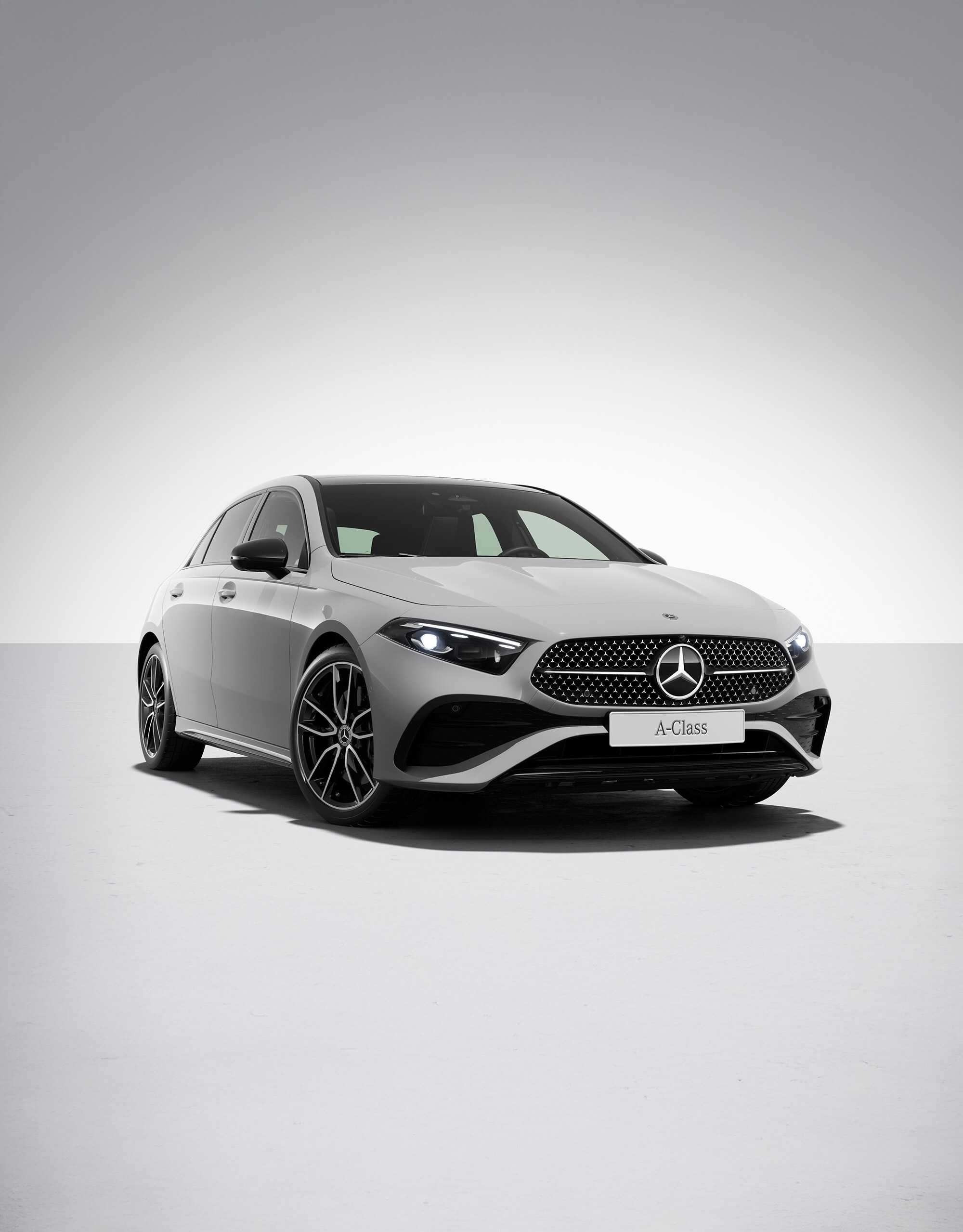 AMG Night Edition | Aktuella erbjudanden och kampanjer | Mercedes-Benz Mercedes-Benz A-Klass Hatchback sedd snett framifrån