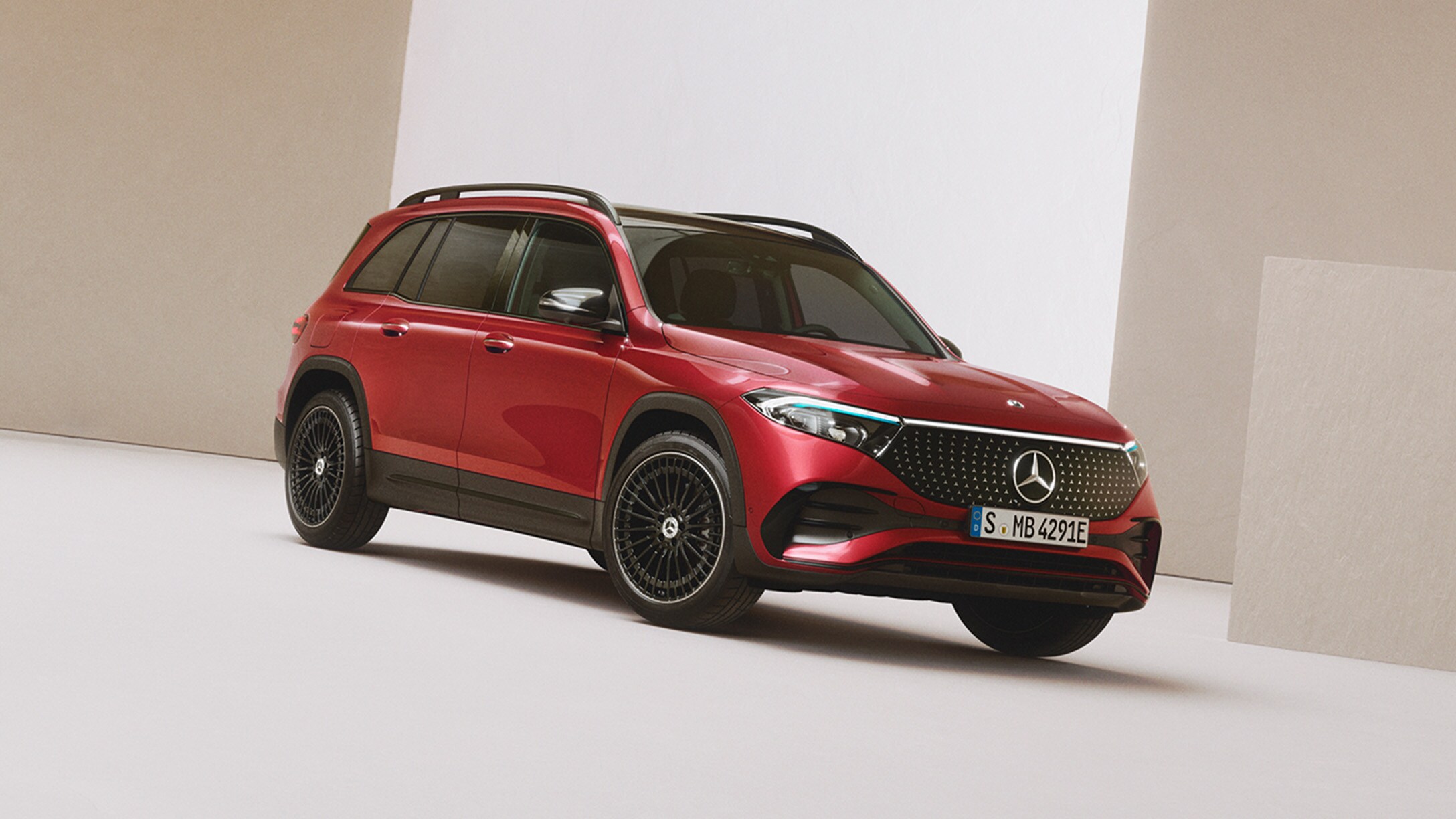 Elbilar SUV | Mercedes-Benz Röd SUV från Mercedes-Benz i ett minimalistiskt showroom