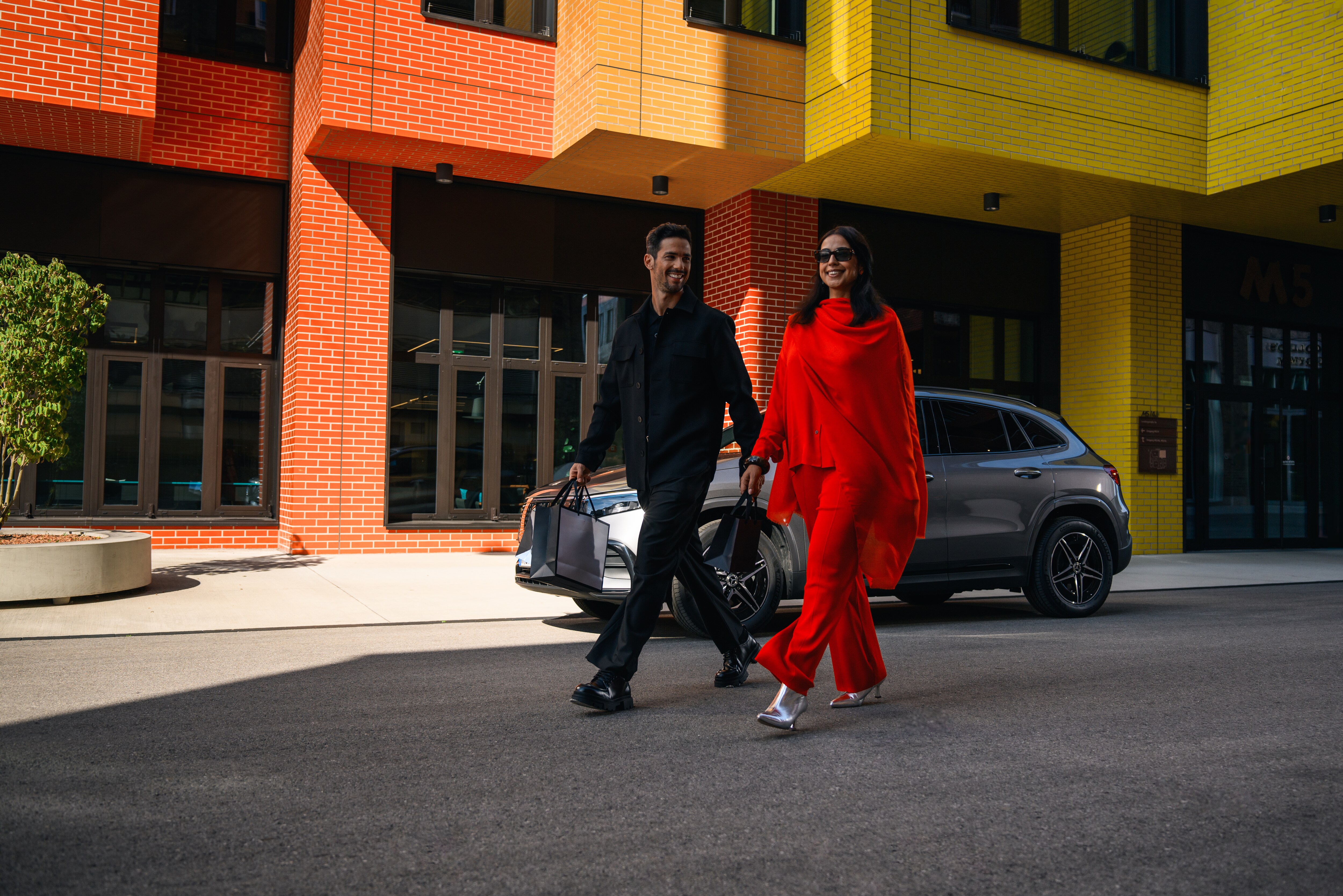 PrivatLeasing | Aktuella erbjudanden och kampanjer | Mercedes-Benz Man och kvinna framför en parkerad Mercedes-Benz.