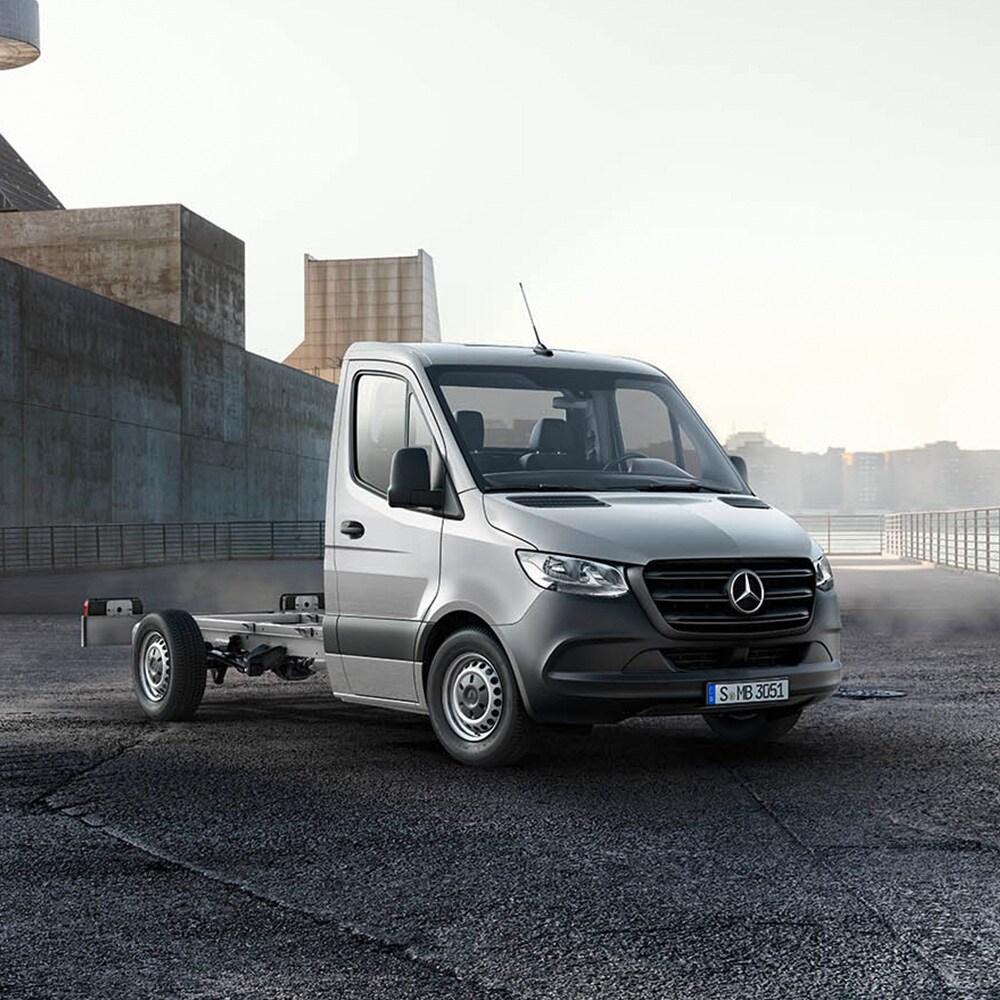 Distributionsbilar | Arbetsbilar | Mercedes-Benz Transportbilar Sprinter Chassi från Mercedes-Benz sedd snett framifrån
