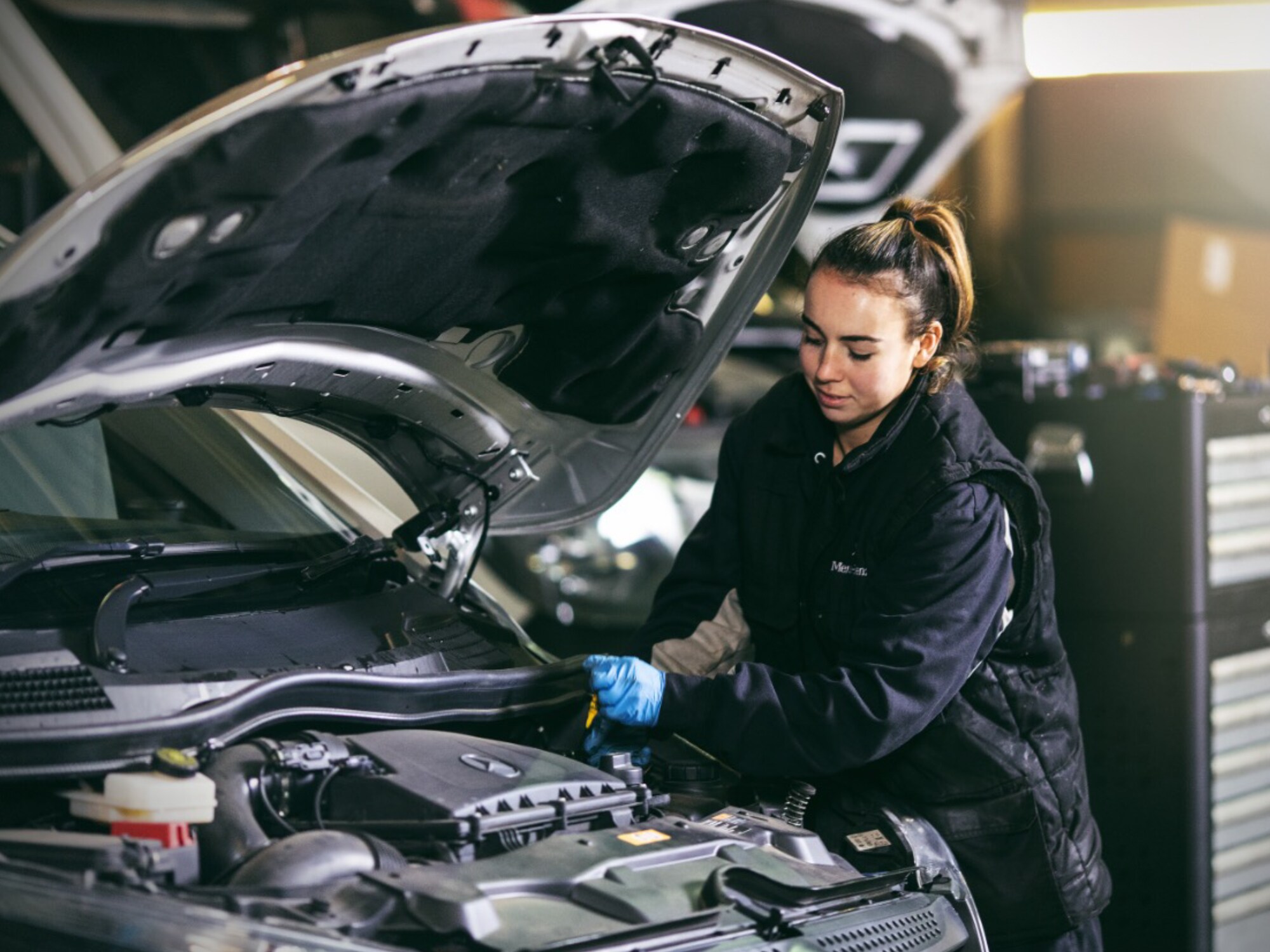 Serviceavtal | Begagnade bilar för din verksamhet | Mercedes-Benz Transportbilar Mercedes-Benz-medarbetare utför servicetjänst på transportbil