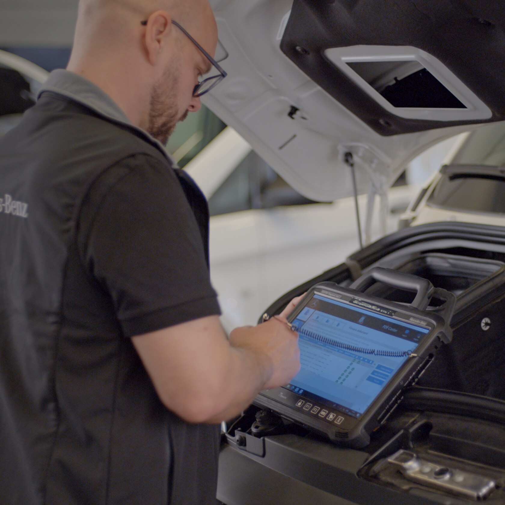 Mercedes-Benz | Van ServiceCare Servicetekniker från Mercedes-Benz servar en eldriven bil