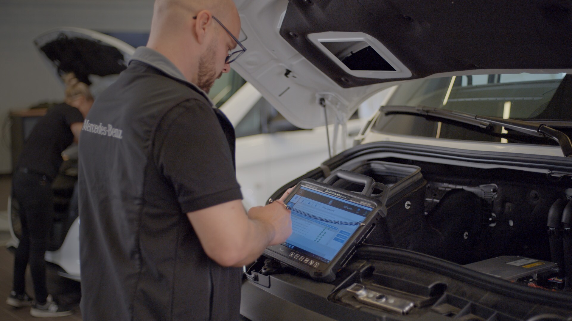 Mercedes-Benz | Service av transportbil | Tidsbokning online Mercedes-Benz tekniker utför servicekontroll av transportbil.