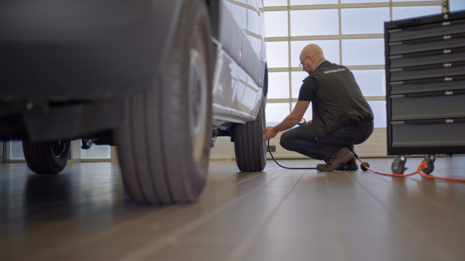 Återvinning av uttjänta fordon | Mercedes-Benz Transportbilar Mercedes-Benz-mekaniker byter däck på transportbil