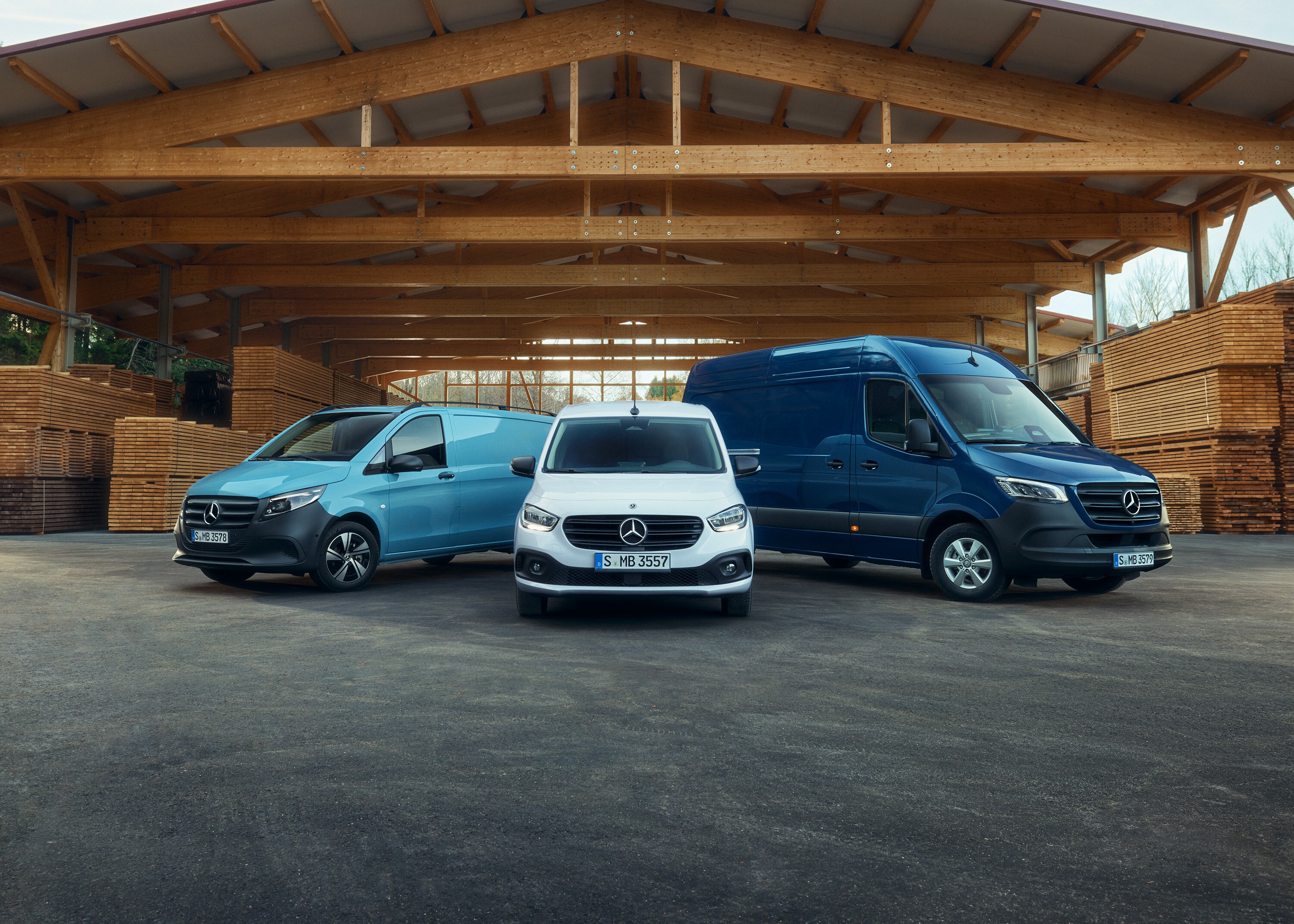 Transportbilar | Mercedes-Benz Transportbilar Tre transportbilar från Mercedes-Benz som står bredvid varandra på en brädgård