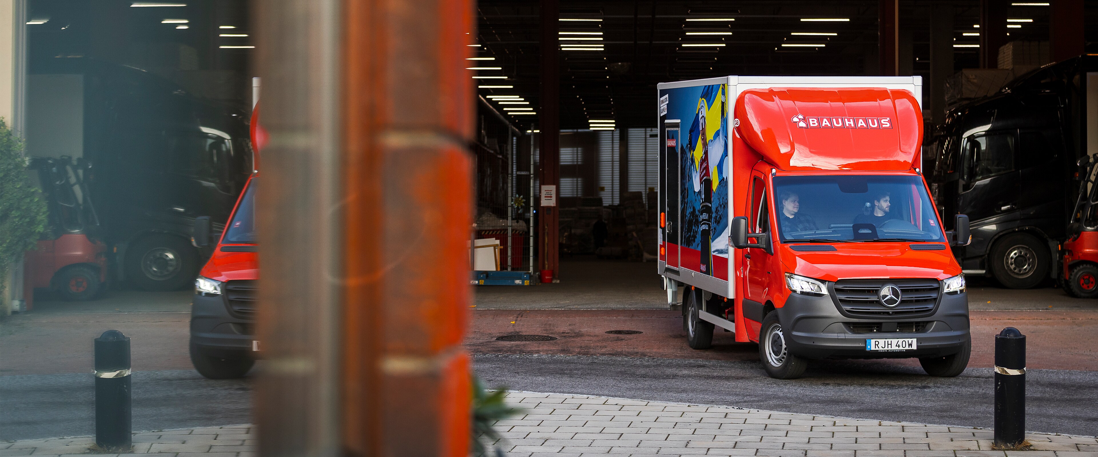 Eldrivna transportbilar | Mercedes-Benz Transportbilar Eldriven Mercedes-Benz eSprinter från Bauhaus kör ut från garage