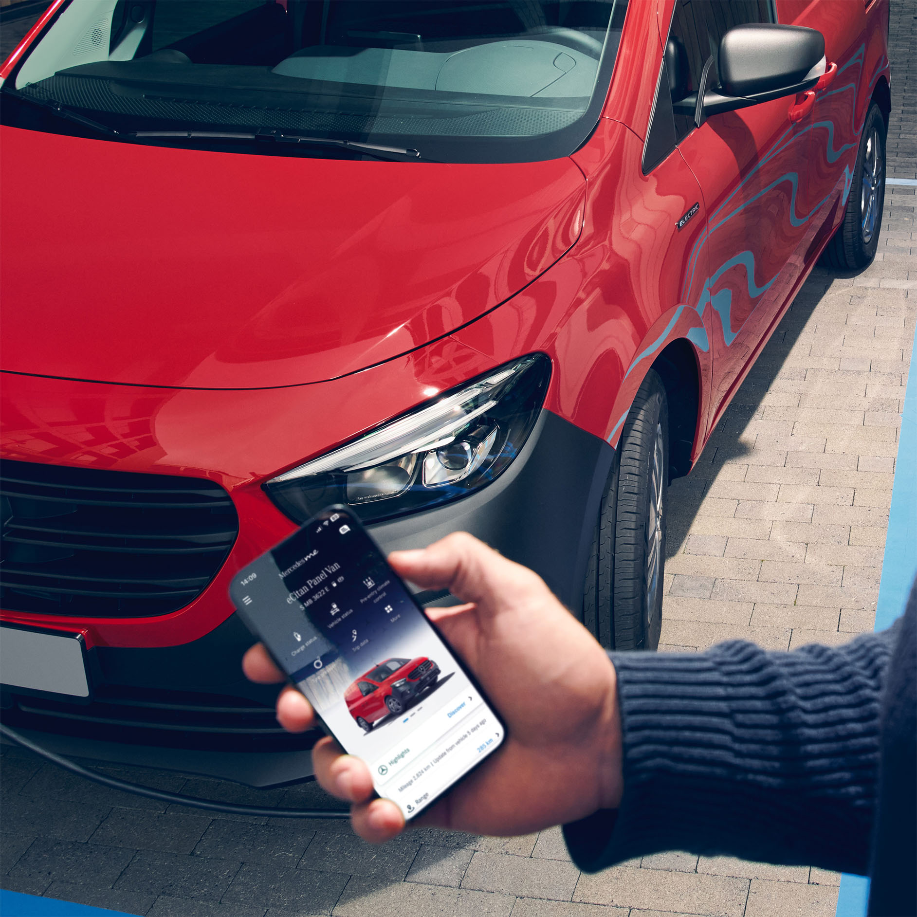Investera i framtiden | Elbilar och ekonomi | Mercedes-Benz Transportbilar Person använder Mercedes-Benz app för att kolla status på sin röda transportbil