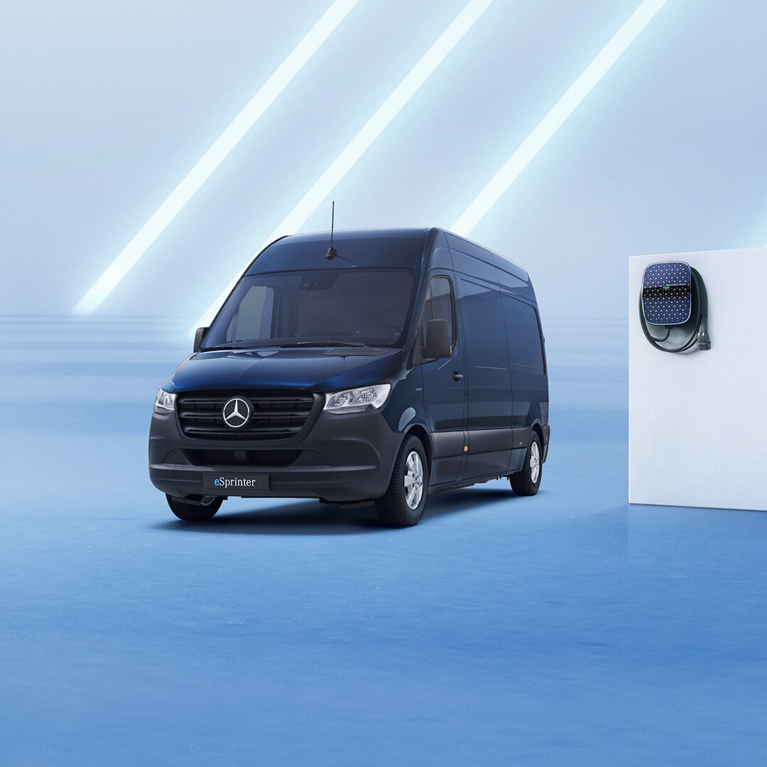 Klimatpremie | Transportbilar på el | Mercedes-Benz Transportbilar Mercedes-Benz transportbil laddas vid en wallbox.