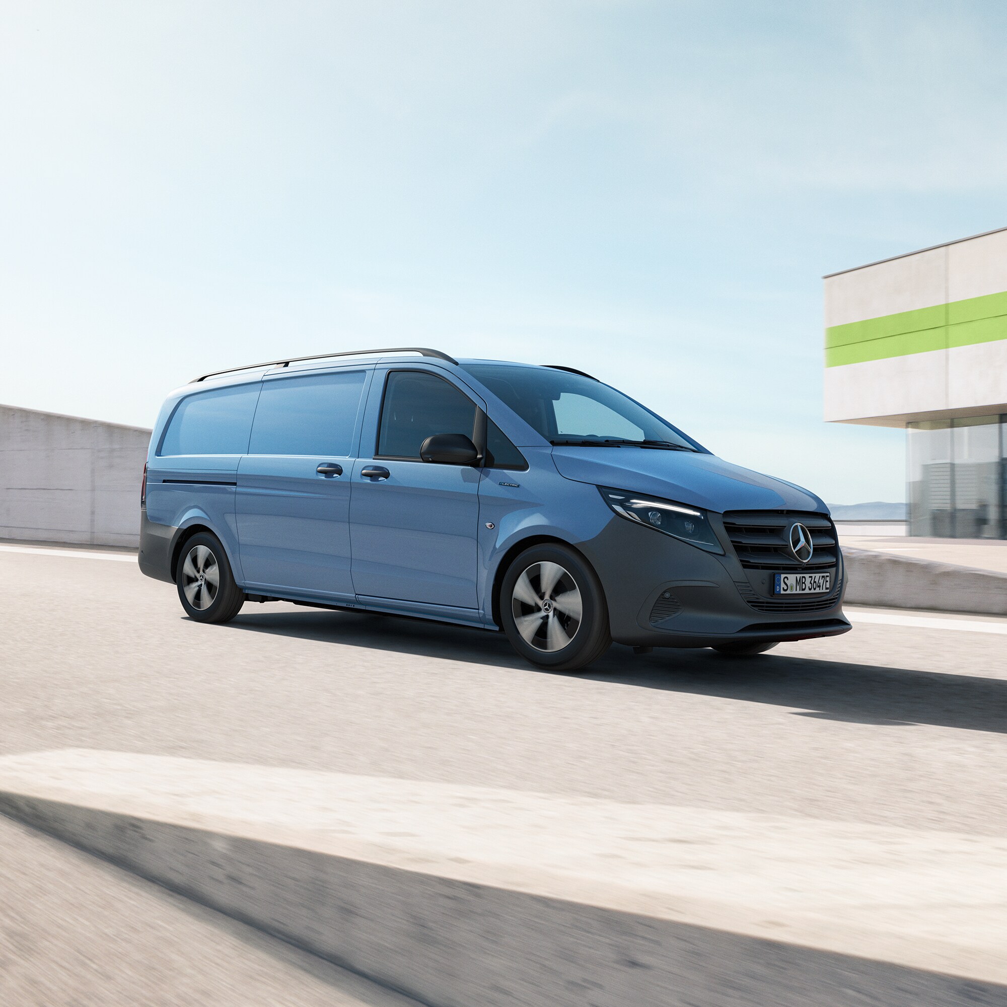Påverka räckvidden | Körning och räckvidd | Mercedes-Benz Transportbilar Blå Mercedes-Benz transportbil kör på parkeringsplats ovanpå en byggnad
