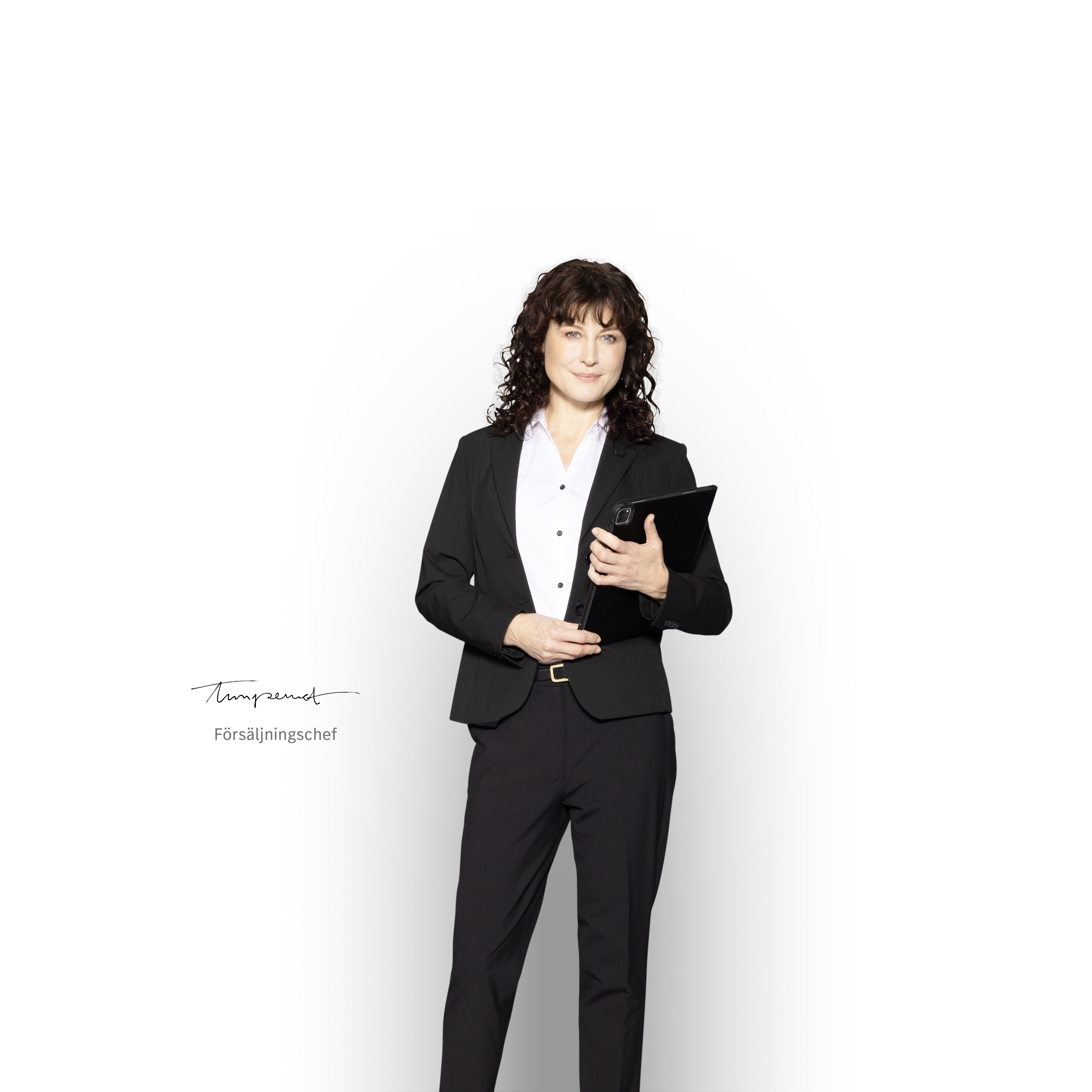 Mercedes-Benz | Van ServiceCare En försäljningschef på Mercedes-Benz med en surfplatta, redo att informera om servicepaketen.