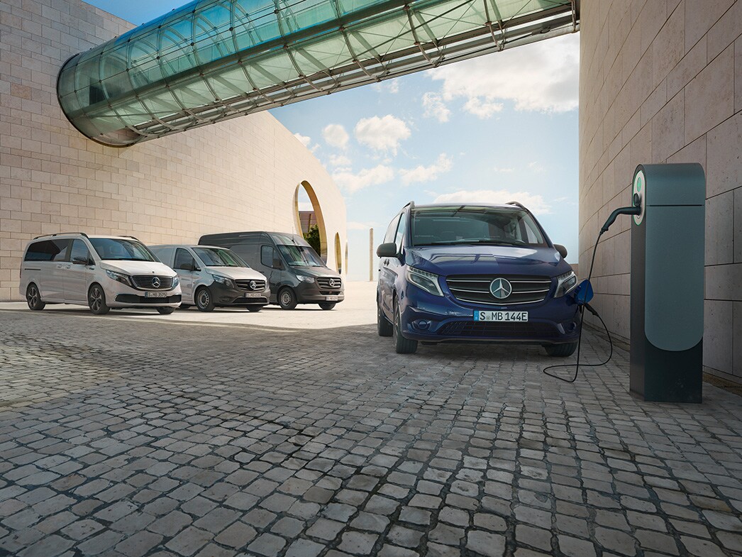 Klimatpremie | eCitan Skåpbil | Mercedes-Benz Transportbilar En Mercedes-Benz eCitan laddar vid laddstolpe